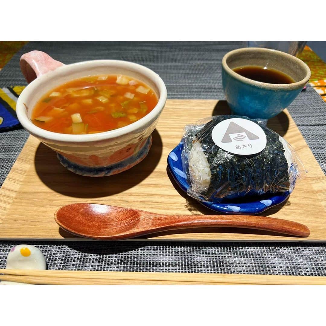 高木沙織さんのインスタグラム写真 - (高木沙織Instagram)「🍙 * 小学館『Oggi.jp』エクササイズの撮影が終わった後。 『コーヒーとおにぎり PAMOJA』さんで ご飯を食べてきました。 * あさりの佃煮のおにぎりとミネストローネ コーヒーのセット♡ おにぎりが大好きすぎる。 こだわりのお米 そして半分しっとり、半分パリパリな海苔の巻き方〜！ * 食器は 沖縄の伝統的な陶器•やちむん。 色鮮やかで、温かみがあります。 * 帰りには、店員さんおすすめの 生こしょうのおにぎりをテイクアウトしました。 あと、スーパーであさりの佃煮を買ってきた。 * 神保町や九段下は 学生時代〜ライターになりたての頃から 馴染みがある街です。 久しぶりにまた色々なお店に行ってみたくなりました。 * * #神保町 #神保町グルメ #神保町カフェ #神保町ランチ #コーヒーとおにぎりpamoja #おにぎり#ランチ #小学館 #やちむん #陶器 #oggi #shooting #lunch」10月18日 18時46分 - saori_takagi