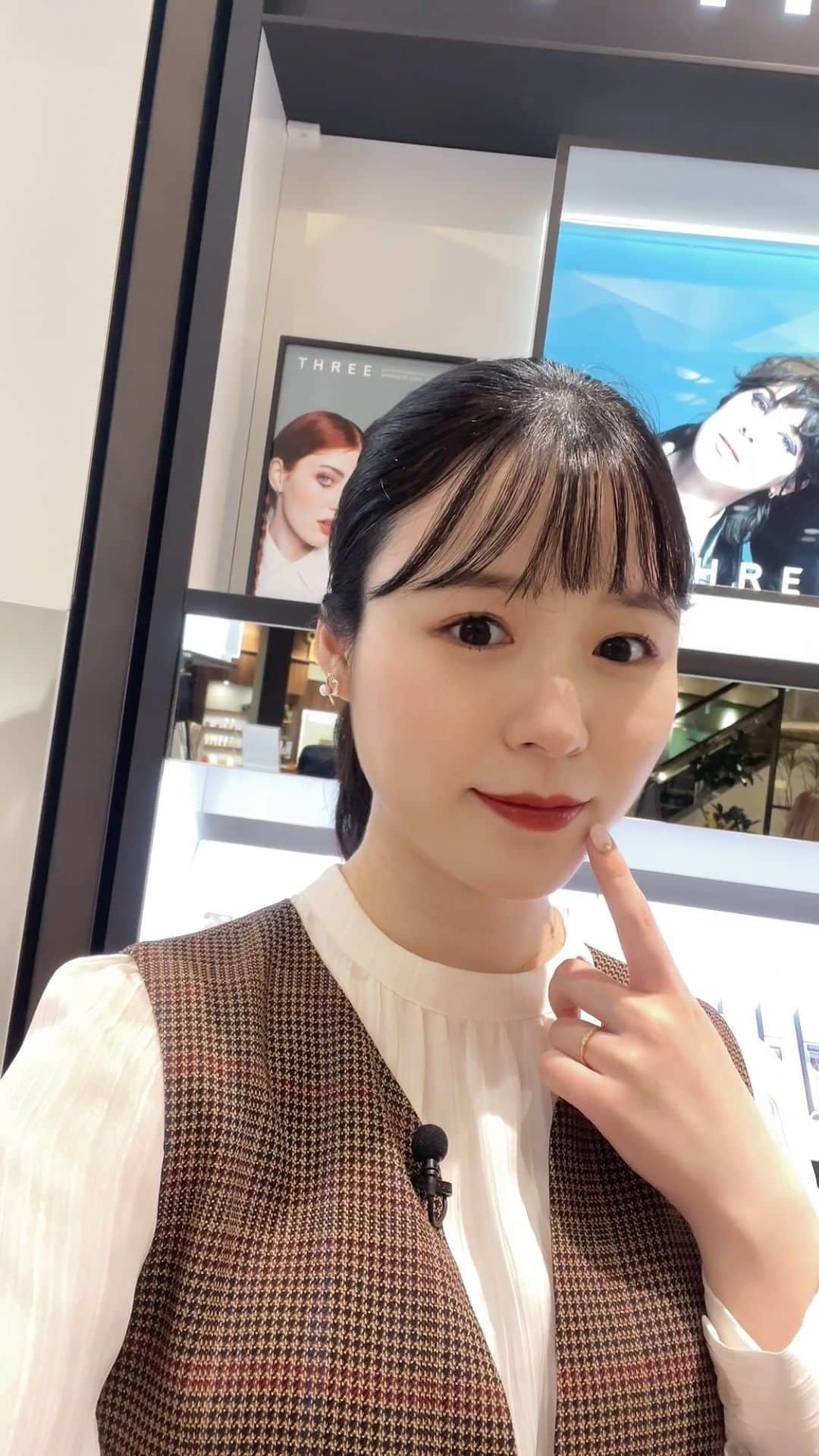 田中碧のインスタグラム：「【💄】 ⁡ 久々にテレビロケのお仕事🤭 ２日かけて、 二子玉川のコスメ屋さん 自由が丘の雑貨屋さん 銀座のスーツ屋さん を巡りました💕 ⁡ おすすめのリップ塗ってもらって お顔も秋モード🍂 ⁡ ⁡ #ロケ #秋リップ #秋メイク #二子玉川 #fruitgathering #自由が丘 #basicandaccent #銀座 #suitsquare #田中碧  ⁡」