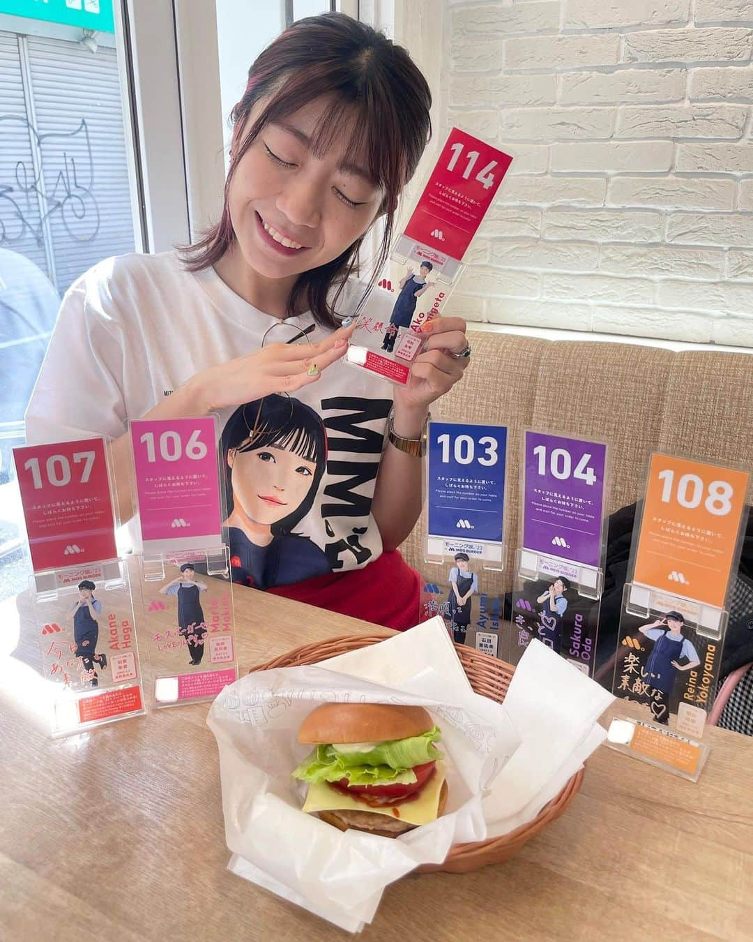 ぱいぱいでか美さんのインスタグラム写真 - (ぱいぱいでか美Instagram)「載せそびれ朝モス🍔 . #こねくと 火曜チームに朝モス付き合って頂いた時の写真！ 載せそびれておりました🙇 10月頭くらいに行ったの〜まだ半袖だったなあ  みんなでいったので待ち札いっぱい🫶🏻🥹 BEAMSとのコラボＴ着てったらちゃんとげったーもいたよ❤️ (しれっと、かなり、げったー好きです……)  次行く時はモスのコラボＴ着て行きたいな〜 モスバーガーがTシャツのこと「常温」と思ってるの めっちゃ可愛いですよね🍔 朝モスしようとして普通に寝坊して行けなかった日もあるので 11/30までにあと何回行けるか自分でも楽しみです。笑 乞うご期待！！！！！！！！！！  そして、朝モスや朝マック提供時間までが 「おはようございます」の時間です。笑 詳しくは #こねくと きいてねー！ . #朝モス #朝にモス #朝モスしよ #morningmusume #mosburger #モスバーガー #BEAMS #でか美私服 #でか美ちゃん」10月18日 18時49分 - paipaidekami