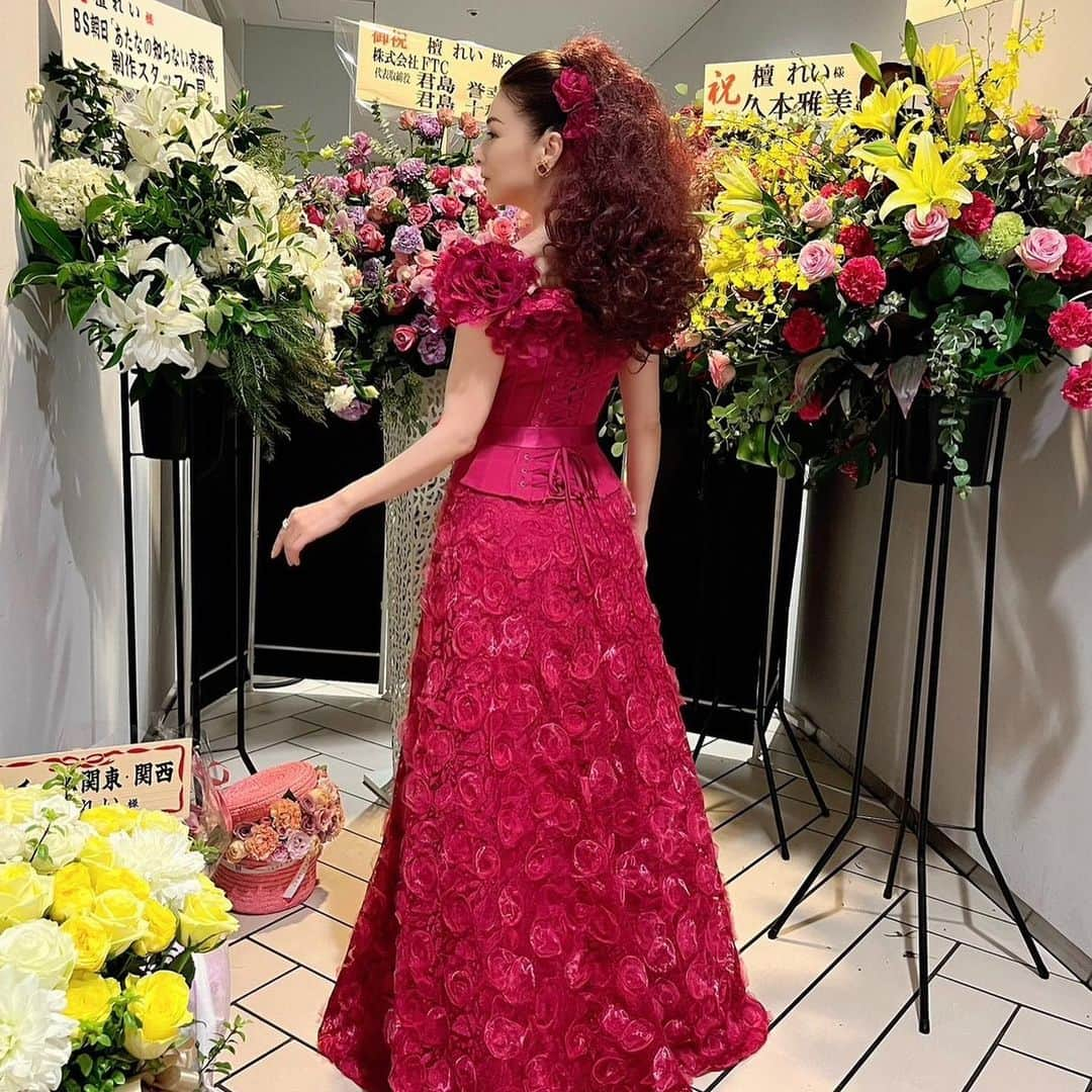 檀れいさんのインスタグラム写真 - (檀れいInstagram)「🌹🌹  LIVEレポート④  登場は赤いドレス✨  実は、昨年のLIVEの最中から次にLIVEを やる時は赤のようなピンクのような 薔薇の花を思わせるドレスを着たい‼️ そして、ラヴィアンローズを歌う‼️と イメージしていました✨ なので、この色は絶対に外せない色✨  スタイリストの野田さんにデザインイメージを伝えてドレスを作って頂きました✨ たくさんの薔薇の花を胸元、そして髪にも飾り✨  メイクの黒田さんはドレスを見て すぐにヘアのイメージ画を描いてくれて✨ 赤いウィッグを付けたいからと 私も髪をピンクブラウンからもっと赤い色が 出るように美容院で染めて頂いて✨  美の魔術師たちと創るLIVE「ROSE」の ビジュアル✨ 本当に楽しくてわくわくします✨  因みに髪が赤かったのは3日間だけ✨ せっかくきれいに染めて頂いて お気に入りだったのにドラマの役のために 元に戻しました〜  まぼろし〜😅✨  LIVEレポートは続きます🌹  檀れい🌹  #檀れい #danrei #黒田啓蔵 さん #野田晶 さん #美の魔術師 #素敵なヘアメイク #素敵なドレス #薔薇の花のようなドレス #rose #感謝です #檀スタグラム」10月18日 18時51分 - danrei_official