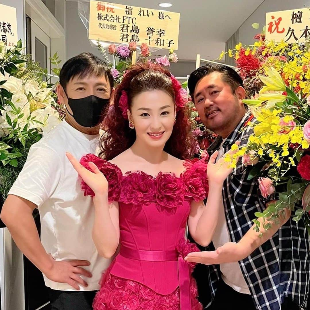 檀れいさんのインスタグラム写真 - (檀れいInstagram)「🌹🌹  LIVEレポート④  登場は赤いドレス✨  実は、昨年のLIVEの最中から次にLIVEを やる時は赤のようなピンクのような 薔薇の花を思わせるドレスを着たい‼️ そして、ラヴィアンローズを歌う‼️と イメージしていました✨ なので、この色は絶対に外せない色✨  スタイリストの野田さんにデザインイメージを伝えてドレスを作って頂きました✨ たくさんの薔薇の花を胸元、そして髪にも飾り✨  メイクの黒田さんはドレスを見て すぐにヘアのイメージ画を描いてくれて✨ 赤いウィッグを付けたいからと 私も髪をピンクブラウンからもっと赤い色が 出るように美容院で染めて頂いて✨  美の魔術師たちと創るLIVE「ROSE」の ビジュアル✨ 本当に楽しくてわくわくします✨  因みに髪が赤かったのは3日間だけ✨ せっかくきれいに染めて頂いて お気に入りだったのにドラマの役のために 元に戻しました〜  まぼろし〜😅✨  LIVEレポートは続きます🌹  檀れい🌹  #檀れい #danrei #黒田啓蔵 さん #野田晶 さん #美の魔術師 #素敵なヘアメイク #素敵なドレス #薔薇の花のようなドレス #rose #感謝です #檀スタグラム」10月18日 18時51分 - danrei_official