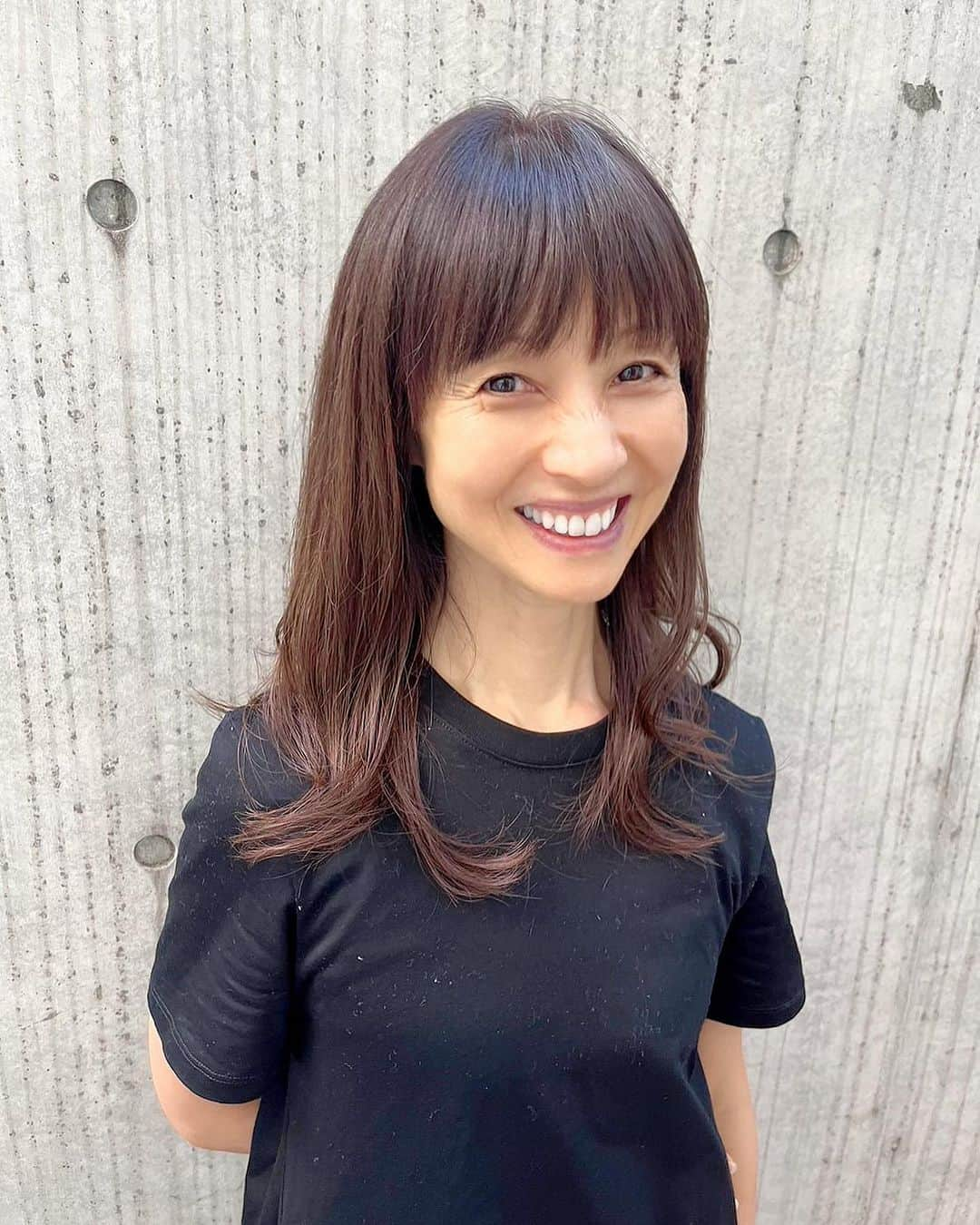 花田美恵子のインスタグラム：「今までも 納得してなかったわけじゃ ぜんぜんないんだけど  思った通りに カラーリングしてもらえると すごく幸せな気分😊  思ってること 言いたいことを相手に伝えるって すごく難しいなと 最近つくづく感じます...  本日のカラーレシピは 色味→スモーキートパーズ 白髪染めなし  【追伸】 白髪、あります‼︎  が、白髪染めの染まり方があんまり好きじゃない、とお伝えしたところ、伸びてきた時に馴染みやすいカラー剤を使って様子を見ることにしました✨  #tokyolifestyle #hairstyle #haircolor  #ヘアースタイル #ヘアカラー」