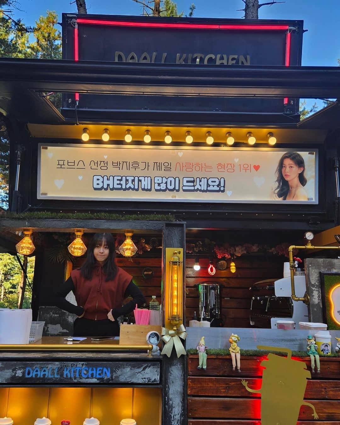 パク・ジフのインスタグラム：「💖 BH사랑 시작, 완전 크게 시작, BH사랑 빵빠레 불면서 시작, BH사랑 축제 시작, BH사랑 대잔치 시작, BH사랑 클럽 오픈, BH사랑 클럽 할인 이벤트 시작, BH사랑 이벤트 시작, BH사랑 페스티벌 시작, BH사랑 군악대 입장, BH사랑 입학, BH사랑 졸업 및 BH사랑 재입학, BH사랑 복학, BH사랑 취업, BH사랑 퇴사 후 재취업, BH사랑 파티 시작, BH사랑 축복 시작, BH사랑 천사 등장🪽  쌀쌀한 아침 어묵 국물과 핫도그, 맛난 커피차로 몸도 마음도 따숩게 촬영했어요 BH 터지게 먹었슴다!!! 감사합니다 @bhent_official 💝🌭☕️ 스핑을 향한 저의 사랑 열심히 주접밈으로 표현해보았어요 TOP3 명심하십쇼. 마지막 사진은 홍시언니가 만들어주신 동료모음집 🫡 박지후 동료 상시모집중••• 동료가 돼라! 스피릿핑거스! 우연한 우리 만남이 인연이 되고 필연이 되기를 🩵 오늘도 파이팅! 이번주 마지막까지 파이팅입니다」
