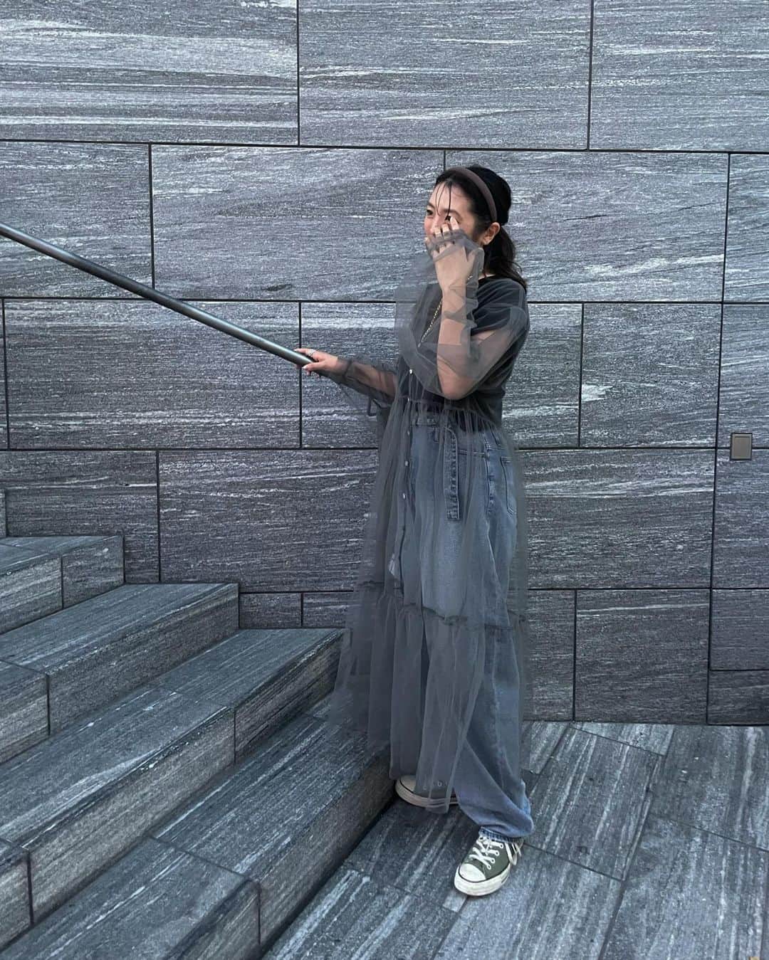 yoka1124のインスタグラム：「☆ 𝕠𝕦𝕥𝕗𝕚𝕥 ☆  . 今日はお友達とかミュージアムへ そのミュージアムを意識してコーデ♡  展示会で一目惚れした @ungrid_official のチュールワンピース 可愛い、、、♡  その後はしーちゃんと合流して コスメの新作発表会へ @shizuka.watanabe   なので、今日は手抜きでお惣菜買いましたーw  . . #ungrid #amerivintage #櫻坂46 #欅坂46 #新せ界 #高身長女子#高身長コーデ#40代コーデ #40代ファッション#大人カジュアル#30代ファッション #30代コーデ#骨スト#骨格ストレート#シンプルコーデ#キレイめコーデ」