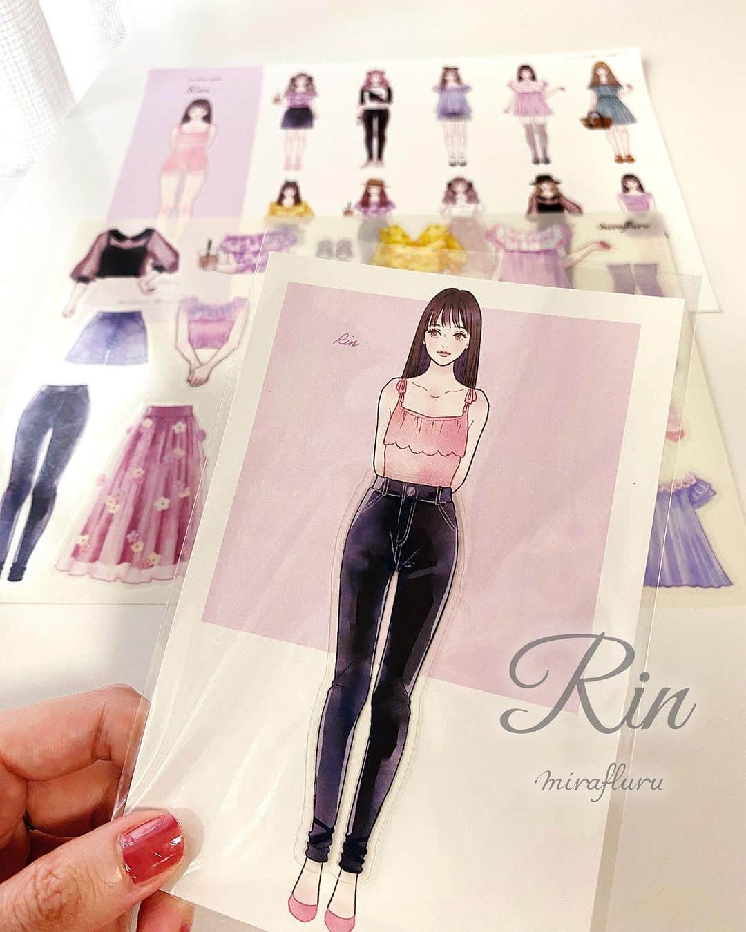 miya(ミヤマアユミ)さんのインスタグラム写真 - (miya(ミヤマアユミ)Instagram)「💜Rin リン  カジュアルガーリーなリンちゃん  ファッションを楽しむ5人の女の子達を描きました👚👗👖👕👘  FASHION GIRLS 💜Rin リン 💙Kanon カノン 💚Emma エマ 💛Lala ララ ❤️Yuri ユリ  服や靴、小物、ウィッグを変えて遊べる着せ替えシールです。 組み合わせ次第で、何通りものコーディネートが作れます👚👖👗👠👟  作ったコーデは5人全員に着せ替える事ができます。  2枚目と最後が遊び方の動画になっています。  春のデザインフェスタで出したグッズですが、改めて一人一人ご紹介させてください。  #ミニチュアアート展2023 #ミニチュアアート展  #artwork #デジタルイラスト #photoshop #fresco #art #illust #illustration #draw #illustrator #イラスト #イラストレーター #ファッション #fashion #ファッションイラスト #ファッションイラストレーター #着せ替え #きせかえ #女の子イラスト #プレゼント #カジュアル #カジュアルガーリー #ガーリー」10月18日 19時03分 - miya78pic