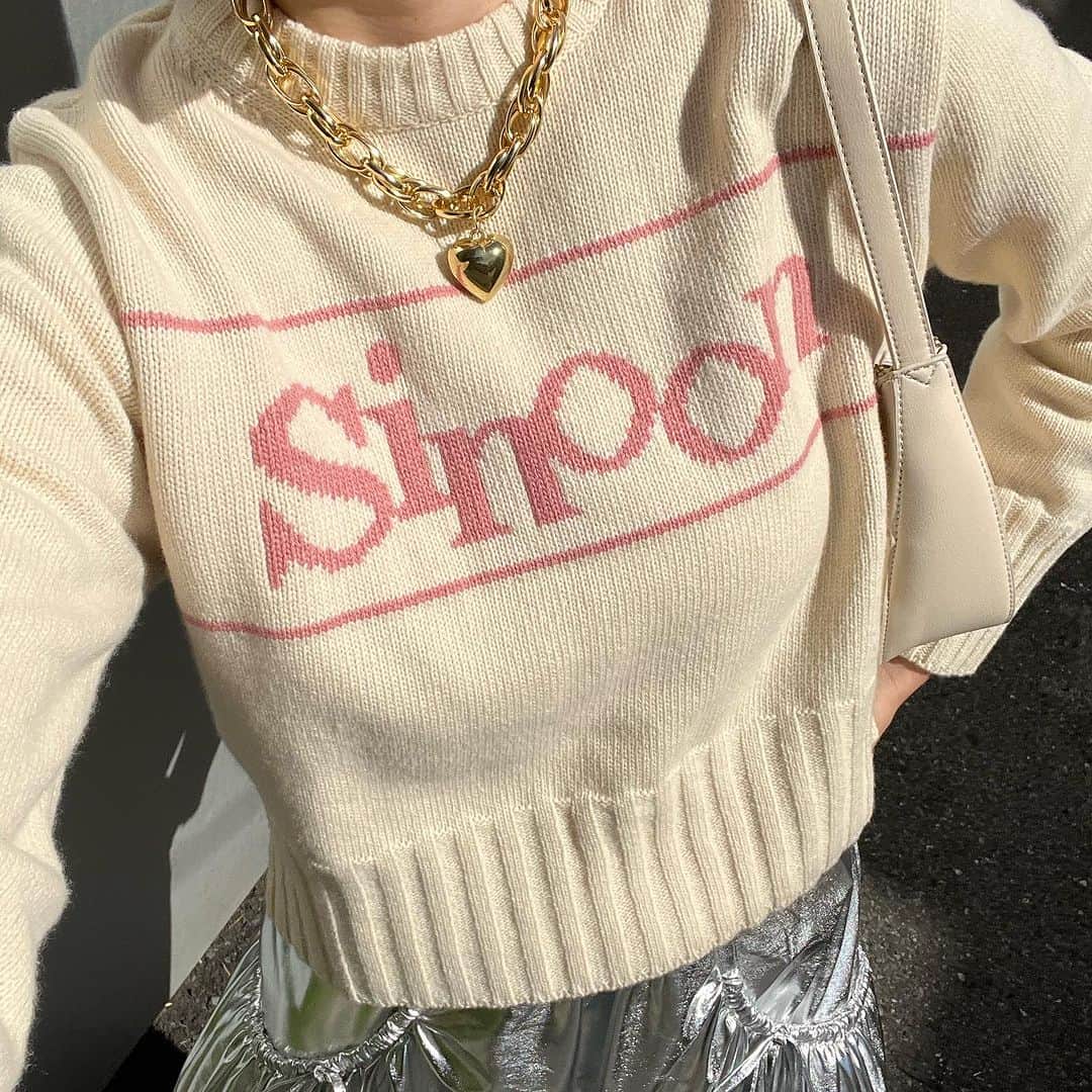 のインスタグラム：「【sinoon】  10/13〜より販売中の 韓国大人気ブランドsinoon。  ロゴとナチュラルな甘さが 可愛いラインナップ。  一部店舗と ＠jadorejunonline で ご購入頂けます。  品番↓  #BVM73130 【韓国人気ブランド/sinoon】ロゴニットプルオーバー ¥21,824 (税込)  #vis#vis_jp  #ビス#fashion#ファッション #sinoon #韓国#韓国ブランド#韓国っぽコーデ #トレンドファッション #トレンドコーデ #ニット#ニットコーデ ##大人可愛い#大人可愛いコーデ #20代ファッション #30代ファッション」