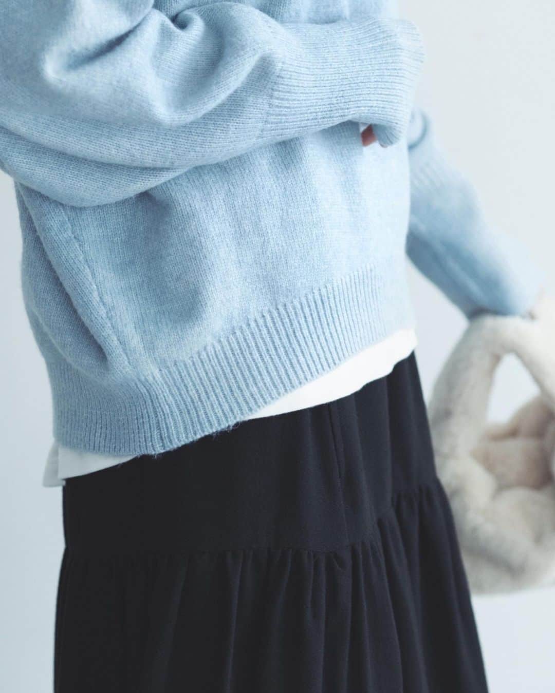田中里奈さんのインスタグラム写真 - (田中里奈Instagram)「【 Samansa mos2 blue × Rina Tanaka 】 昔から冬支度っていう言葉に愛着がある私。 冬の準備をしながら、冬を楽しむ心づもりを整える、というか。服だけじゃなくて家のものとか、来たる冬の寒さに備えて色んな準備をしていると、今年も冬が来るんだな〜とわくわくと、そして冬が愛おしくなる気持ちになるのです。 冬って、ただでさえクリスマスにお正月、楽しいイベントが盛り沢山で。街がイルミネーションに彩られて浮き足立ってるあの感じも好き。  『冬支度』がテーマのSamansa Mos2 blueさんとのコラボ。 明日20時からインスタライブで詳しくご紹介します。  温かさはもちろん、冬ならではのオシャレも楽しめるようなアイテムになってます。 みなさんの今年の冬支度のお手伝いがこのアイテムたちでできるといいな♡  【 Samansa mos2 blue × Rina Tanaka 】 ［発売日］ 店舗：10/20(金) OPEN～ CAN ONLINE SHOP：10/20(金) 12:00〜 ・ZOZOでも取り扱いあります  ［発売前日インスタlive］ 10/19(木) 20:00〜  ～～～～～～～～～～～～～  《COLLABORATION　ITEMS》 ・ニットプルオーバー color：キナリ / サックス / モカ / チャコール size：フリー ￥4,950 (tax incl.)  ・ティアードスカート（両ポケット付き） color：オフ / グレー / ブラック size：M / L ￥6,050 (tax incl.)  ・ステンカラーコート color：ブルー/ ネイビー / ダークブラウン size：M / L ￥11,880 (tax incl.)  ・バイカラーストール color：カーキ / ブラウン / チャコール size：フリー ￥3,850 (tax incl.) ～～～～～～～～～～～～～  #サマンサモスモスブルー #SamansaMos2blue #田中里奈 #田中里奈コラボ #大人カジュアル」10月18日 18時56分 - tanakaofficial