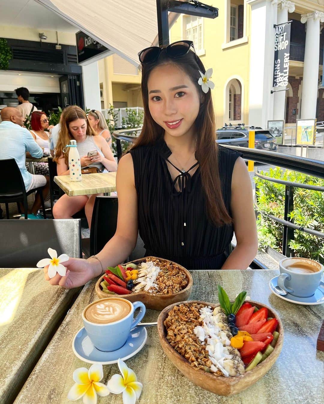小西陽向さんのインスタグラム写真 - (小西陽向Instagram)「モーニングに大好きなアサイーボウル🫐🍌🍇🥝🍒  かわいいお花は道に落ちてた🌺 可愛いなーって見てたら、現地の人が僕も大好きなお花☺️って名前も教えてくれた🥰 オーストラリアの人はフレンドリーでほっこりする🏝️🤭 . . . #ケアンズ　#ケアンズカフェ　#ケアンズアサイーボウル　#ケアンズグルメ #ケアンズ旅行 #Cairns #cairnsaustralia #アサイーボウル #cairnsfoodie」10月18日 18時57分 - hinata713