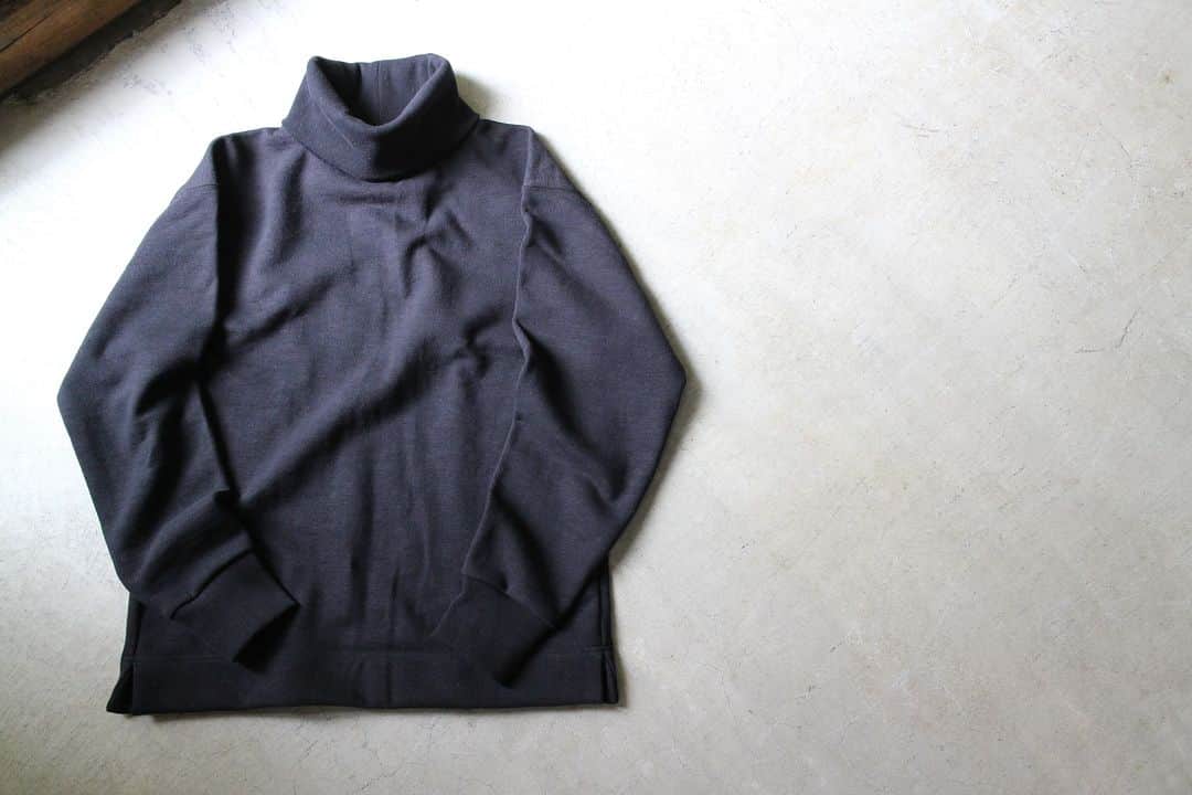 のインスタグラム：「▽ FW23 GG SWEAT HIGHNECK JM7366 100%COTTON Color:07  太い番手の国産糸を使用し 日本国内で編み立てた GG(ガラガラ)裏毛素材の スウエットハイネックシャツです  ガラガラの名称は 杢糸の濃淡差が強く 杢感が際立っていることから ネーミングしたものです  杢糸を使用したカラーは 数色の撚糸を配合し バランスの良い 杢感になるように工夫  ソリッドカラーは 肉厚感を重視しました  デザインは1920年頃の Baseballの試合前に防寒着として 着用していたセーターを参考に 冬でも快適に着用できる 綿100%の身生地とリブを使用  裄丈を長めに設定して 防寒性も高める工夫を施しました  The GG (Garagara) Sweat Highneck is made from French terry fabric knitted in Japan using thick, Japan-made yarn. The name “Garagara” was inspired by the sharp light/dark contrast of the heathered yarn, which gives the fabric a distinctive grainy look. The colors that use heathered yarn blend several colors of twisted yarn for a well-balanced, grainy look, while the solid colors emphasize a thicker feel. The design of our Sweat Highneck takes inspiration from the sweaters worn for warmth by baseball players around 1920. Fashioned with a 100% cotton body and ribbing, it promises comfortable wear even during winter. We’ve increased the sleeve length to enhance the warmth factor.」