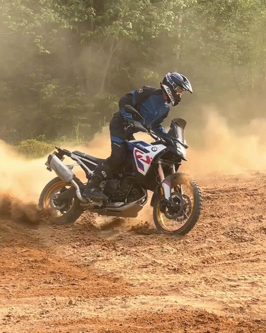 のインスタグラム：「新型BMW F 900 GSはオフロードライディングにおける最高のパートナーとなるでしょう。  洗練された装備と進化した車体でどんな路面状況でも安全なライディングを楽しめるだけでなく、エキサイティングな走りも満喫することができます。  #MakeLifeARide #F900GS #SpiritOfGS #BMWMotorrad #BMWモトラッド #駆けぬける歓び」
