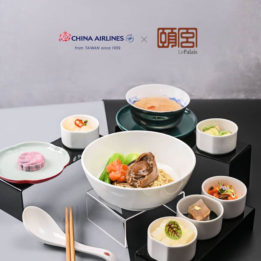 日本地区チャイナ エアラインのインスタグラム：「ミシュラン三ツ星レストラン「#LePalais （ル・パレ/頣宮）」による機内食サービス🎉 #CAL と #LePalais のコラボレーションによる季節の新メニューのご紹介🥰 10月より、台湾発欧米行フライトをご利用のお客様は、全クラスで最高級の広東料理をご堪能いただけます (灬ºωº灬)  #プレミアムビジネスクラス 🌟前菜 四川風辛味大根、南瓜のキンモクセイ和え、レモン風味ゴーヤ、燻製玉子と胡瓜のマスタードソース和え、豚肉のゼリー寄せ 🌟メインディッシュ 東アジア産アワビの赤煮入り混ぜそば🍴 鮑と椎茸を数時間煮込んだコクのある美味しいスープとの組合せは絶妙です😍 そして、デザートの胡麻緑豆餅と洋梨のコンポートで締めくくり☕  #プレミアムエコノミークラス では、柔らかくてまろやかなシェフ特製 #牛肉混ぜそば をご賞味あれ😊 #エコノミークラス では、見た目も香りも味も抜群！シンガポール風エビと豚肉のビーフンでおもてなし😊  季節に合わせて、来年1月には新メニューをお届けします！ ✈️ 👉🏻 プレミアムビジネスクラス 麻婆豆腐とロブスターのライス添え 👉🏻 プレミアムエコノミークラス 黒豆スペアリブ土鍋ごはん 👉🏻 エコノミークラス カレーシュリンプ  どの季節、どのご旅行でも、皆さまに喜んでいただけるようなメニューをご提供して参ります💖  プレミアムビジネスクラス・プレミアムエコノミークラスにご搭乗のお客様は、ご出発前の事前予約が可能です。ご予約はこちら👉　https://pse.is/4wv73b  ※写真はイメージです。  ＜公式HP＞ https://goo.gl/vif8Qp  #chinaairlines #中華航空 #台湾 #台湾旅行 #台湾好きな人と繋がりたい  ------------------------------------------------------------------------- DFPに入会するとバースデーディスカウント等のうれしい特典が盛りだくさん！ ご入会はコチラ👉　https://bit.ly/3YIQ7cl」