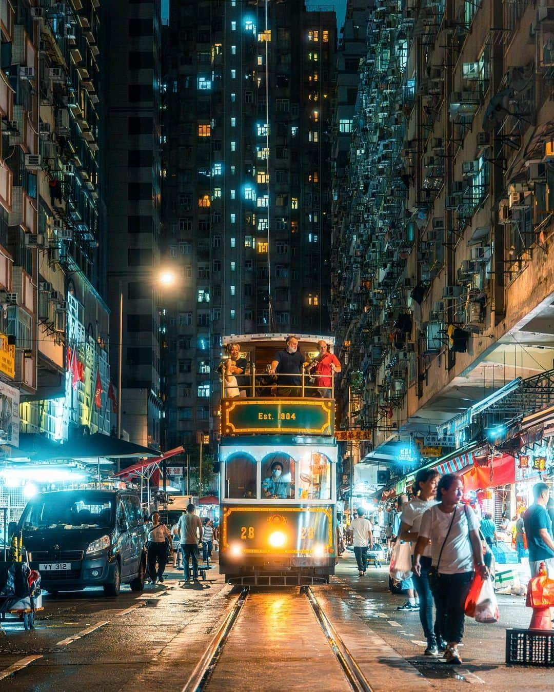 キャセイパシフィック航空さんのインスタグラム写真 - (キャセイパシフィック航空Instagram)「Founded in 1904, the ‘Ding Ding’ 🚋 is older than a lot of buildings it passes through! A commuter’s staple, HK Tramways also holds the Guinness World Records title of the ‘largest double-decker tram fleet in service’ 🏆.  Operating only on Hong Kong Island, the trams are known for their low cost and leisurely pace. If you have the time for it, grab a seat on the upper deck and enjoy Hong Kong in slow motion 🚶🏻!  #cathaypacific #MoveBeyond  香港電車 🚋（「叮叮」）於1904年面世。作為城中最悠久的公共交通工具之一，電車曾榮獲健力士世界紀錄 🏆，成為「最大的服務中的雙層電車車隊」。  叮叮只穿梭於香港島地區。除了價格相宜，慢悠悠的節奏亦成為電車一大特色。如果你有時間，不妨走到上層位置坐下，盡情「慢」遊香港 🚶🏻！  #國泰航空 #志在飛躍   📸 @isaacwoo, @mansonyms」10月18日 19時00分 - cathaypacific