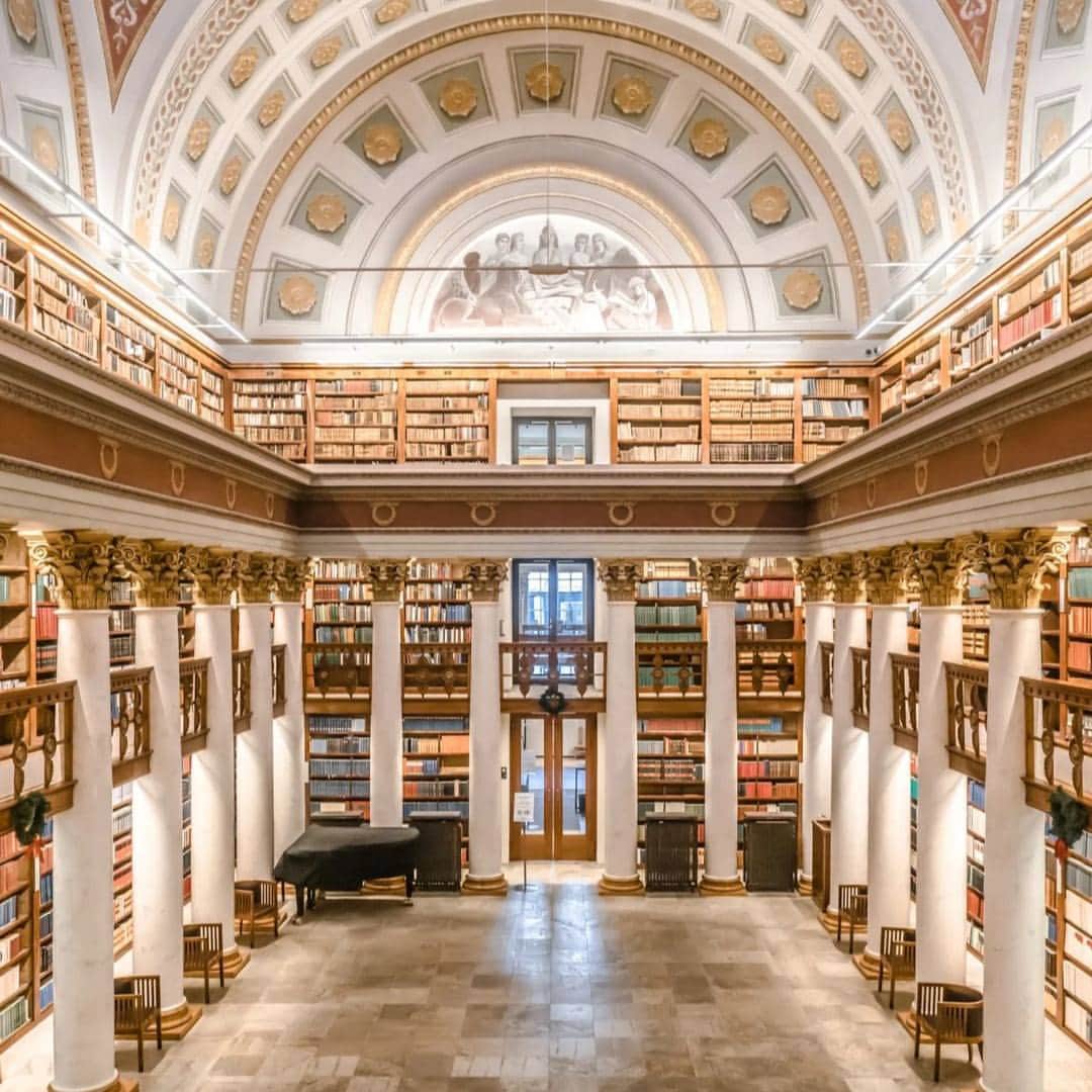フィンランド政府観光局のインスタグラム：「フィンランドの図書館は本を借りたり読んだりするだけの場所ではなく、平等な社会の基礎でもあります。図書館は誰もが自分の家の居間のように利用できる場所です。  そんな図書館のいくつかをご紹介します。   🏰ヘルシンキにあるフィンランド国立図書館。ハリー・ポッターファンにホグワーツを彷彿させるような場所かもしれません。1919年に創設された図書館にはフィンランドの文化遺産が保存されています。   🌊トルク市図書館。図書館の素晴らしい建築は、過去と現在を融合させてものです。この図書館は1860年代に創設されました。   🌲ロヴァニエミ市図書館。フィンランド建築の巨匠アルヴァ・アアルトが設計したセンスのよい現代的な設計が満喫できます。  🪶タンペレ市図書館。オオライチョウとしても知られている図書館は、上から見ると鳥のように見えます。   🌆ヘルシンキ中央図書館Oodi（オーディ。）ヘルシンキの中心で現代建築とイノベーションが体験できます。  フィンランドを訪れる際にはあえて小さな町や村の図書館に行ってみるのもおすすめです。意外な発見があるかもしれません。   📸: Henri Kallio, Jemina Sormunen , Federica di Nardo, Huiseong Kwon, Kristo Vedenoja.  #VisitFinland #ExploreLibraries #Library #CulturalHeritage #FinnishCulture #education」