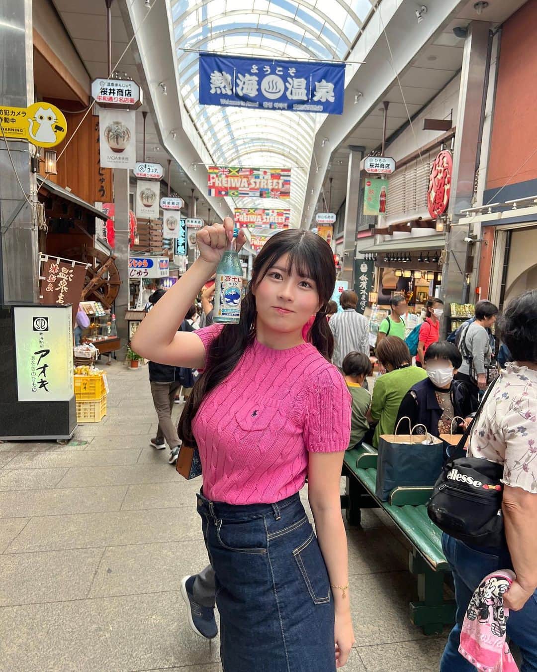 のインスタグラム：「昨日はライブありがとうございました(⁎⁍̴̛ᴗ⁍̴̛⁎)♡ チェキ券完売嬉しかったなぁ🥰 次が待ち遠しいよ~🫶🏻  写真は最近行った熱海プチ旅行の♨️ 私服もピンクー！笑  #熱海 #熱海商店街 #ラルフローレン #ピンクコーデ」