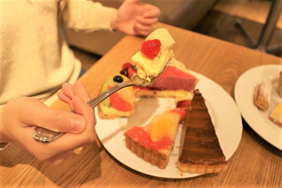 レッツエンジョイ東京さんのインスタグラム写真 - (レッツエンジョイ東京Instagram)「絶品タルトが何個でも食べ放題🤤💛  「デリス銀座店」は、KIRARITO GINZA内にあるタルト専門店。大人気の「セレクトビュッフェ」は、ショーケースに並ぶものと同じタルトを好きなだけ食べられる、夢のような内容です。  人気No.1は、あふれそうなほど果物がのった「フルーツタルト」。一口食べてまず驚くのが、フルーツの美味しさです。どれも甘みが強くとってもジューシーで、フルーツそのものの質の高さに感動してしまうはず！  たまにはカロリーなんて忘れて、思う存分スイーツを満喫しちゃいましょう😋  🔸デリス銀座 📍東京都中央区銀座1-8-19 KIRARITO GINNZA4F 🚉銀座一丁目  #レッツエンジョイ東京 #おでかけ #おでかけスポット #東京 #銀座 #デリス銀座 #タルト専門店 #タルト #タルト好き #タルトケーキ #フルーツタルト #スイーツビュッフェ #スイーツブッフェ #スイーツバイキング #タルトビュッフェ #デザートビュッフェ #タルト食べ放題 #スイーツ食べ放題 #ケーキ食べ放題 #食べ放題 #キラリトギンザ #銀座カフェ #銀座グルメ #東京スイーツ #東京カフェ #チートデイ」10月18日 19時01分 - lets_enjoytokyo