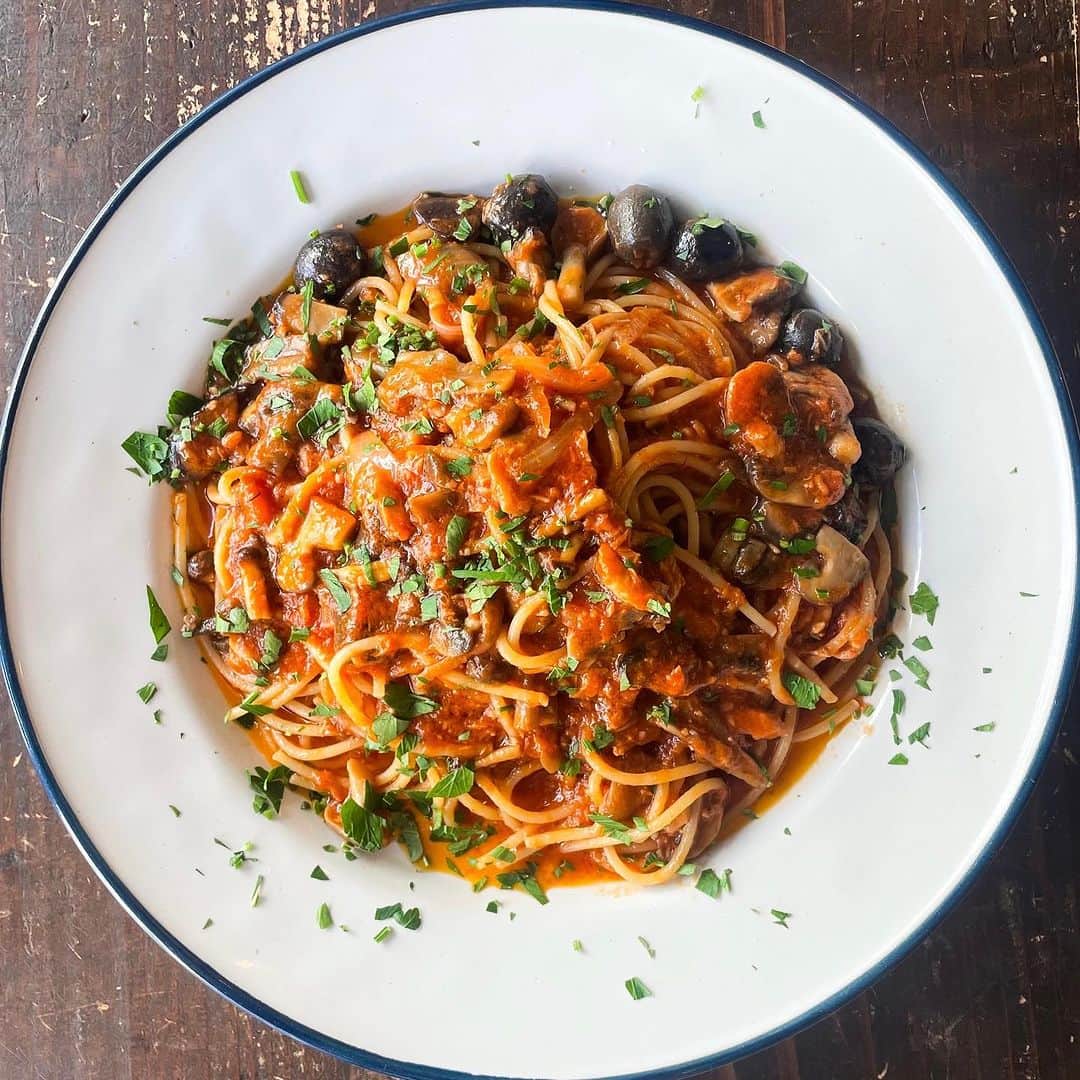 のインスタグラム：「. . LUNCH PASTA が新しくなりました!  PASTA MENUに 5種のキノコのボスカイオーラが新登場! 5種類のキノコとツナを使ったトマトベースのパスタです。 是非、季節毎に変わるEMANON LUNCH MENUを お楽しみください!   ご来店お待ちしております！  @hotelemanon   #渋谷#東京グルメ#女子会 #tokyo#shibuya」