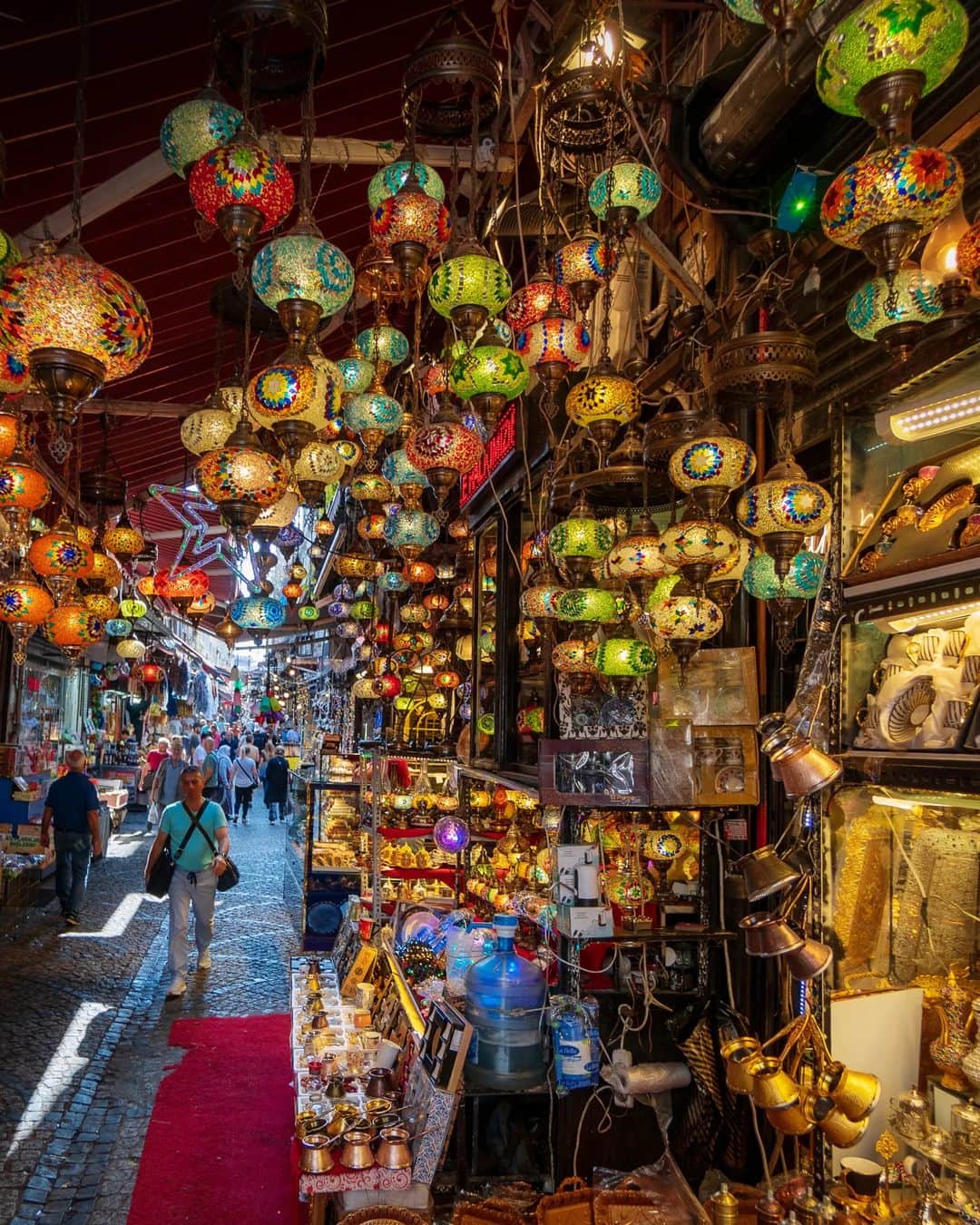 Rich McCorさんのインスタグラム写真 - (Rich McCorInstagram)「ad| I took a lot of photos while out in Istanbul for @radissoncollection’s Art Series, here’s a few that I didn’t use as part of the Art Series but I loved capturing these and I didn’t want to just leave them on my desktop:  -Umbrellas hanging over Renkli Merdivenler.  -The quant Nail Kitabevi & Café.  -The colourful Levent Subway Station.  -The Basilica Cistern.  -Lamps for sale near the Egyptian Bazaar.  -Dusk in Sultan Ahmet Park.  -#ArtSeries #RadissonCollection」10月18日 19時02分 - paperboyo