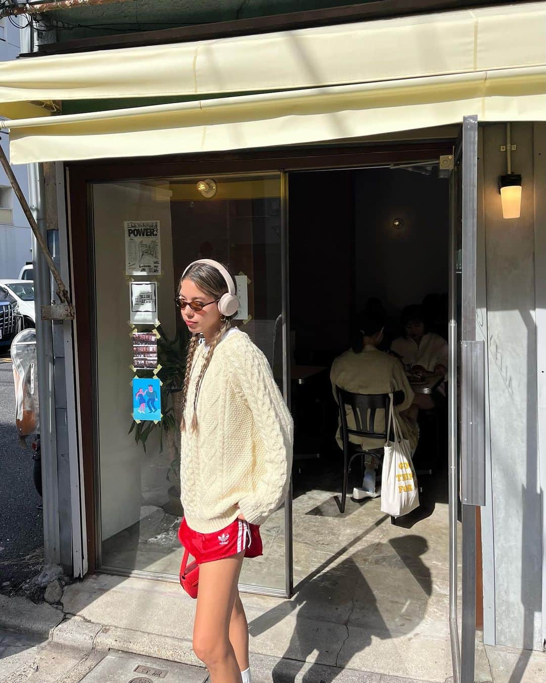 Rika Vanessaのインスタグラム：「音楽を聴くと移動時間が楽しくなる🐥✨  ベージュカラーのヘッドホンは、 白ニットとも相性抜群！  エル・ガール×ソニーの ヘッドホンコーデコンテストが開催中🎧💕  「 #エルガールヘッドホンコーデ 」「 #ソニーのヘッドホン 」のハッシュタグをつけて、 ソニーのヘッドホンを取り入れたコーデ写真を 投稿してね✌🏽✨  【Sponsored】 #PR #ソニーのヘッドホン #styles #WHCH520 Sponsored by Sony Marketing Inc.」