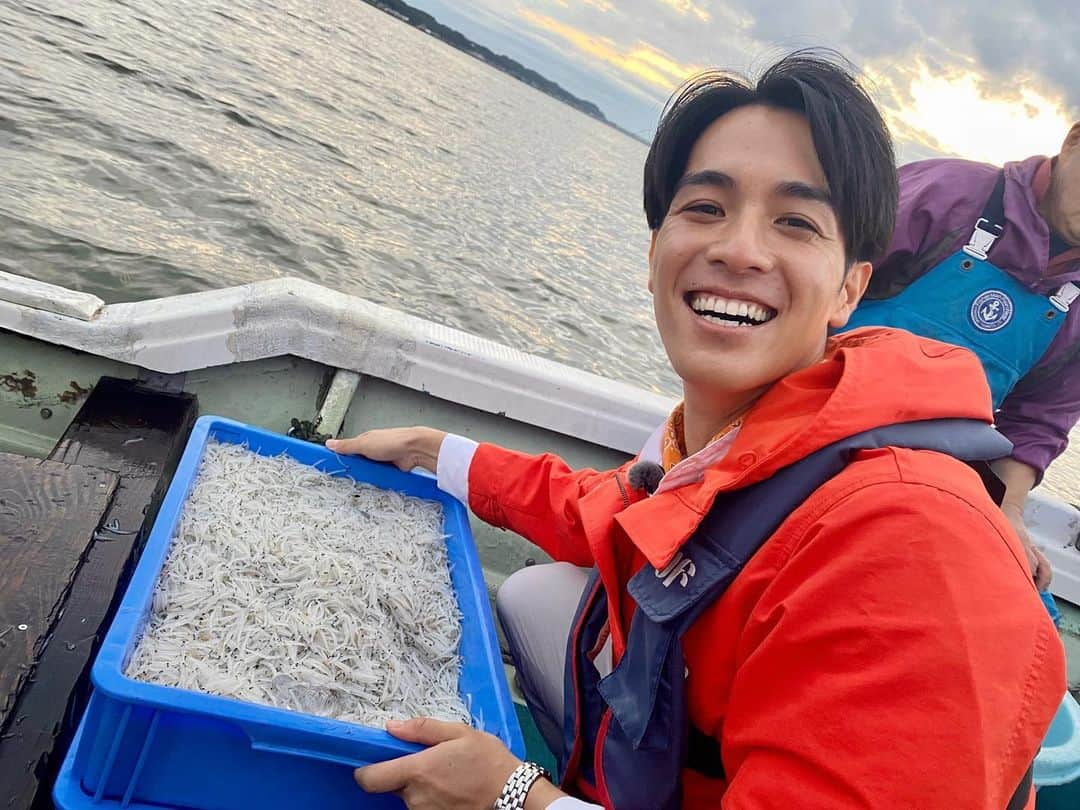 武隈光希のインスタグラム：「. 白魚をとりに霞ヶ浦へ🐟 . . . 午前2:30からの白魚(しらうお)漁に同行させていただきました！ 2箱が満杯になるほどの白魚で、ここ最近ではかなりとれた方だそう！  湖での漁なので波はほとんどなく、2枚目のように船が動いていない時は立ってインタビューもできるほどでした😲  そのお味はというと、とっても甘い！！！ 生ではプチっとした食感が楽しめて、釜揚げにするとふっくら！ また食べたいですね〜🤤  #白魚 #白魚漁 #霞ヶ浦 #テレビ朝日 #アナウンサー #グッドモーニング」