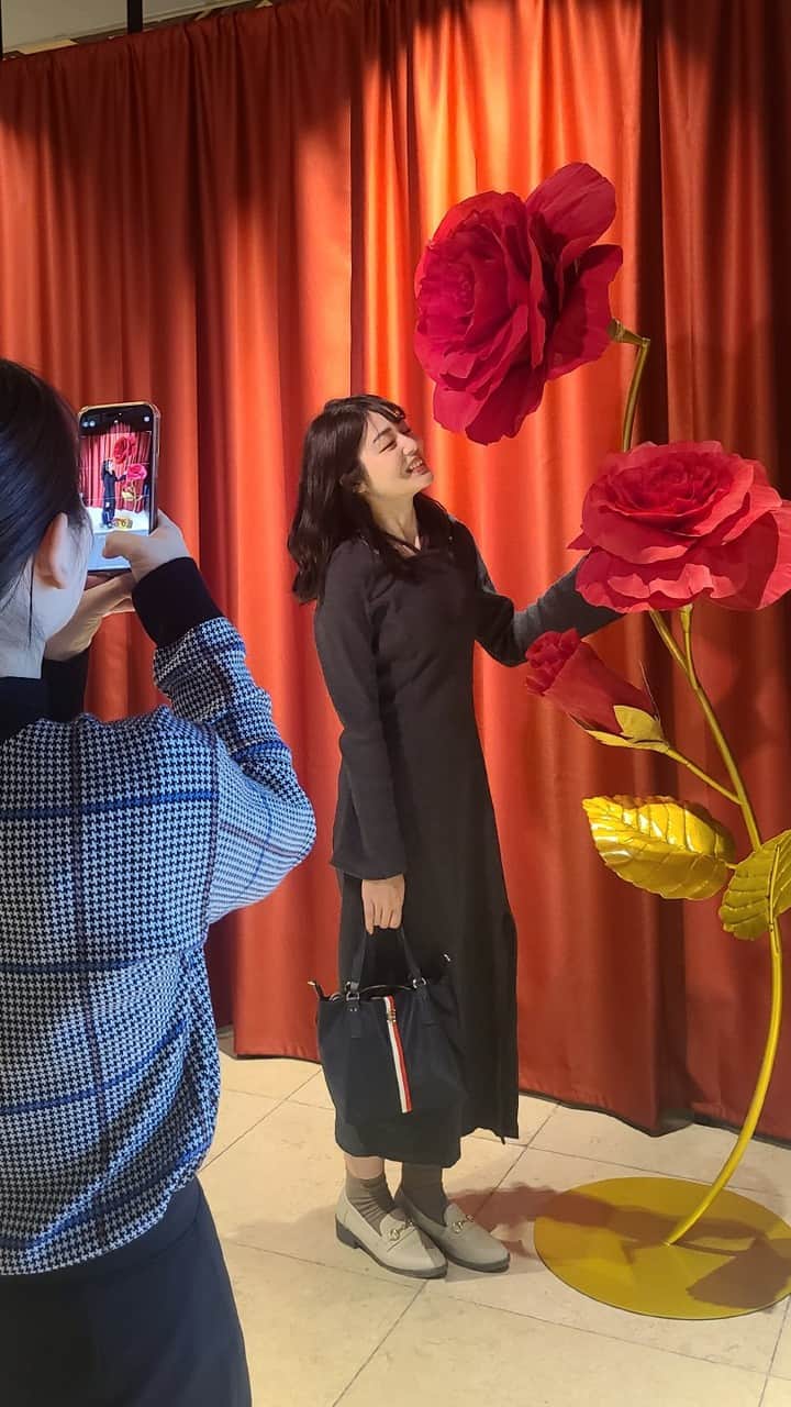 のインスタグラム：「ヒルトン大阪のスイーツビュッフェで素敵な写真をたくさん撮影🌹  ホテル2Fのレストランフロアでは、スイーツビュッフェのテーマに合わせた華やかなフォトスポットを設置しております。  ご来館の際、ぜひ思い出に残る写真撮影をしてください。  スイーツビュッフェのご予約は @hiltonosaka　ホームページより。 ==== #ヒルトン大阪 #ヒルトンスイーツ #スイーツビュッフェ #ホテルビュッフェ #ヌン活 #ホテルアフタヌーンティー #アフタヌーンティー #フォトスポット #RougeTemptation」