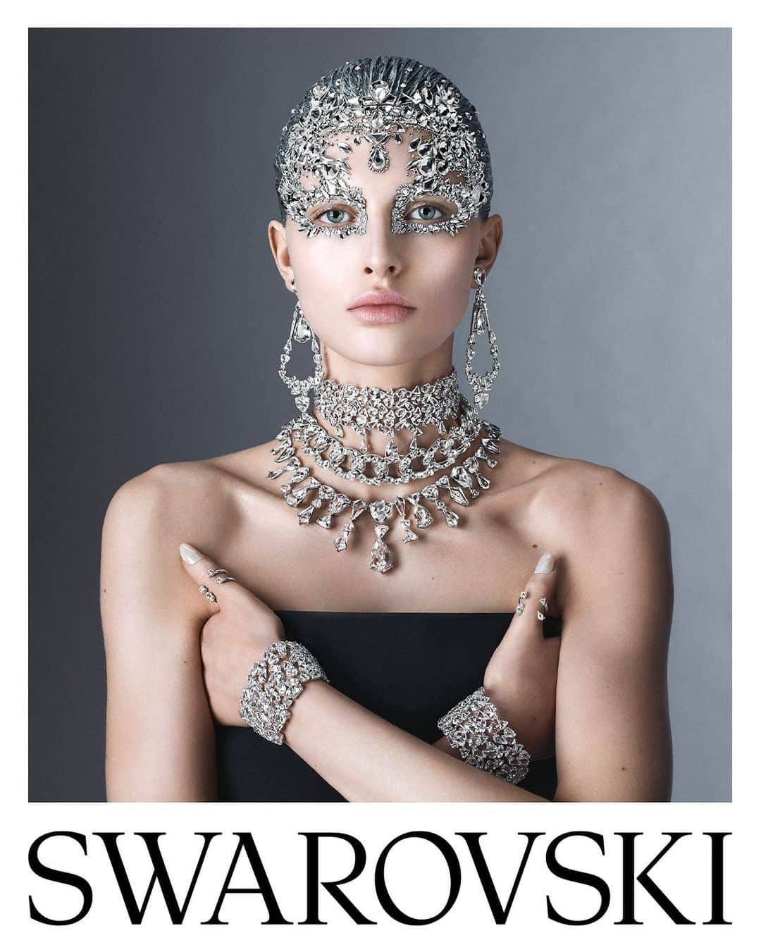 SWAROVSKIさんのインスタグラム写真 - (SWAROVSKIInstagram)「Supremely serene, #SwarovskiMesmera Stardust sparkles with translucent radiance, its opulent crystals Celebrate Wonder by illuminating its surroundings.   Talent: @karoodoo Creative Director: @giovannaengelbert Photographer: @stevenmeiselofficial Stylist: #KarlTempler Make Up: @patmcgrathreal Hair: @guidopalau Nails: @jinsoonchoi Casting: @piergiorgio  #Swarovski #CelebrateWonder #CrystalMetamorphosis」10月18日 19時05分 - swarovski