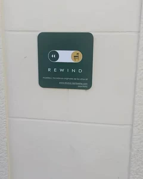 パブロ・アンドゥハルのインスタグラム：「Quieres darle un toque a tu casa con un mueble especial!? Hoy hemos estado en @rewindmuebles y me han encantado todos los muebles que tienen; únicos y preciosos . Son top!」