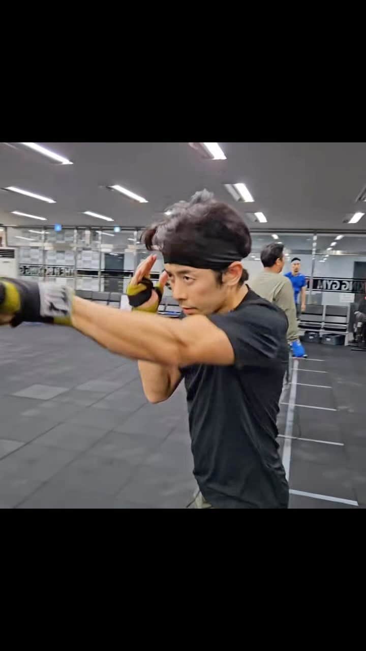 チェ・フィリップのインスタグラム：「우리 남성분들 육아를 하다 보면, 여성 호르몬이 나오는 것 같으시죠? 그럴 때 집 근처 복싱장으로 가셔서 등록하세요.  내 안에 숨어 있던 남성 호르몬과 아드레날린이 솟구칩니다!!  저는 주 5회 이상 유모차 러닝 6~8km 새벽시간대 혹은 저녁 식사 전. 그리고 주 3~4회 복싱장에서 2시간 정도 훈련합니다.  도저히 짬이 나지 않을 때는 집 앞에서 줄넘기 가볍게 40분 정도.  그리고 마지막으로 냉수 샤워. 끝.  건강은 건강할 때 꼭 지키자고요!! 대한민국 아빠들 파이팅!!  #필립웰니스」