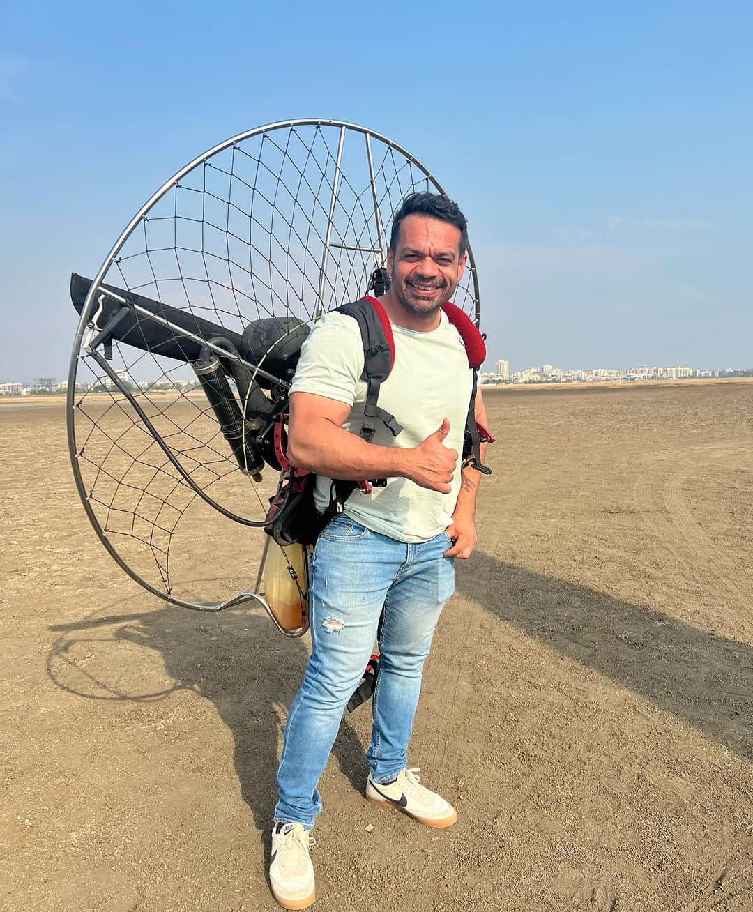Gaurav Tanejaのインスタグラム：「9th April 2023, First day of my training. learning to fly a Paramotor .  Thanks to Space Apple Mr @samson.dsilva and @siddarthdsilva helping me to acquire a new skill  #FlyingBeast #DeshKaDhoni」