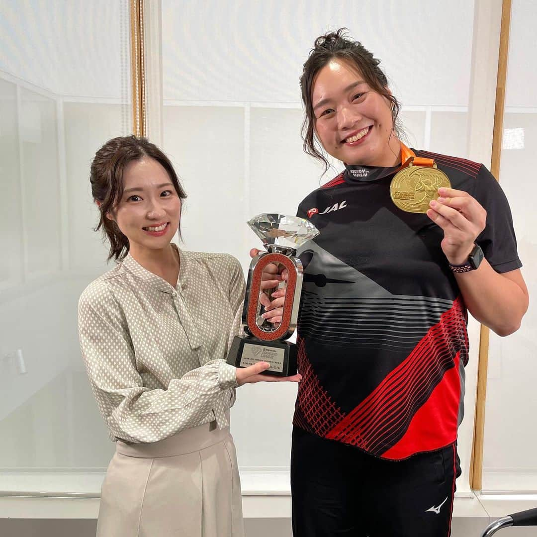 世永聖奈のインスタグラム：「🏆 ⁡ ⁡ 世界陸上にダイヤモンドリーグも制した ⁡ 陸上 女子やり投げ 北口榛花 選手 ⁡ きょう1年ぶりにお会いし ⁡ 生放送前にインタビューをさせて頂きました！ ⁡ 世界を虜にしたあの笑顔を少しだけ独り占め…♡ ⁡ パリ五輪だけでなく その先を見据える北口選手 ⁡ これからも活躍を伝え続けます！  取材が殺到する中 お時間頂きありがとうございました！ ⁡ ⁡ #北口榛花 選手 #旭川出身 #やり投げ @giantbaby_paru  #世界選手権 #ダイヤモンドリーグ #金メダル #パリ五輪 #現地観戦したい #東京五輪 #チケット当たっていたんです #ラブレター渡しちゃった」