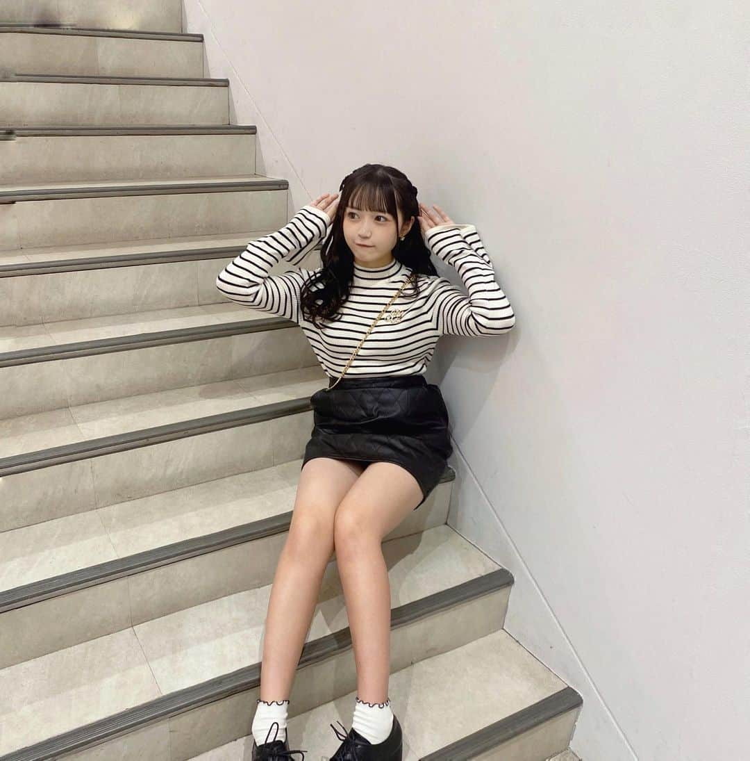 上田美夢のインスタグラム：「Newtops🤍🖤  袖が広がってるのがかわいくてお気に入りなの～🎀  久しぶりにおしゃれしたけどやっぱりガーリーかわいいよね(ˆ꜆ . . ꜀ˆ)‪‪❤︎‬  ┈┈┈┈┈┈┈┈┈♡┈┈┈┈┈┈┈┈┈┈  公式 @puregi_official  ・ ・ #PureGi #ぷれっぢ  #scawaii #エスカワ #レギュラーモデル #MIYU  #アイドル #オレンジ担当 #アイドルガーリー #フレンチガーリー  #秋冬コーデ #秋 #冬 #高校生 #JK #JKブランド #みゆまる  #モノトーンコーデ #モノトーン #INGNI #ボーダー #ベルスリーブ」