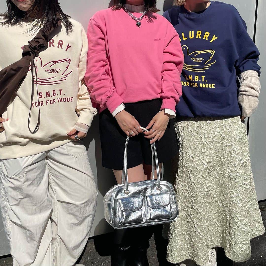 のインスタグラム：「【sinoon】  10/13〜より販売中の 韓国大人気ブランドsinoon。  ロゴとナチュラルな甘さが 可愛いラインナップ。  一部店舗と ＠jadorejunonline で ご購入頂けます。  品番↓  #BVM73100 【韓国人気ブランド/sinoon】プリントスウェットプルオーバー【洗える】 ¥17,600 (税込)  #BVM73110 【韓国人気ブランド/sinoon】ORIGINパフスウェットプルオーバー【洗える】 ¥17,600 (税込)  #BVM73140 【韓国人気ブランド/sinoon】ロゴ刺繍スウェットプルオーバー【洗える】 ¥13,750 (税込)  #BVM73120 【韓国人気ブランド/sinoon】ヴィンテージライクスウェットプルオーバー【洗える】 ¥17,160 (税込)  #vis#vis_jp  #ビス#fashion#ファッション #sinoon #韓国#韓国ブランド#韓国っぽコーデ #トレンドファッション #トレンドコーデ #スウェット#スウェットコーデ #大人可愛い#大人可愛いコーデ #20代ファッション #30代ファッション」