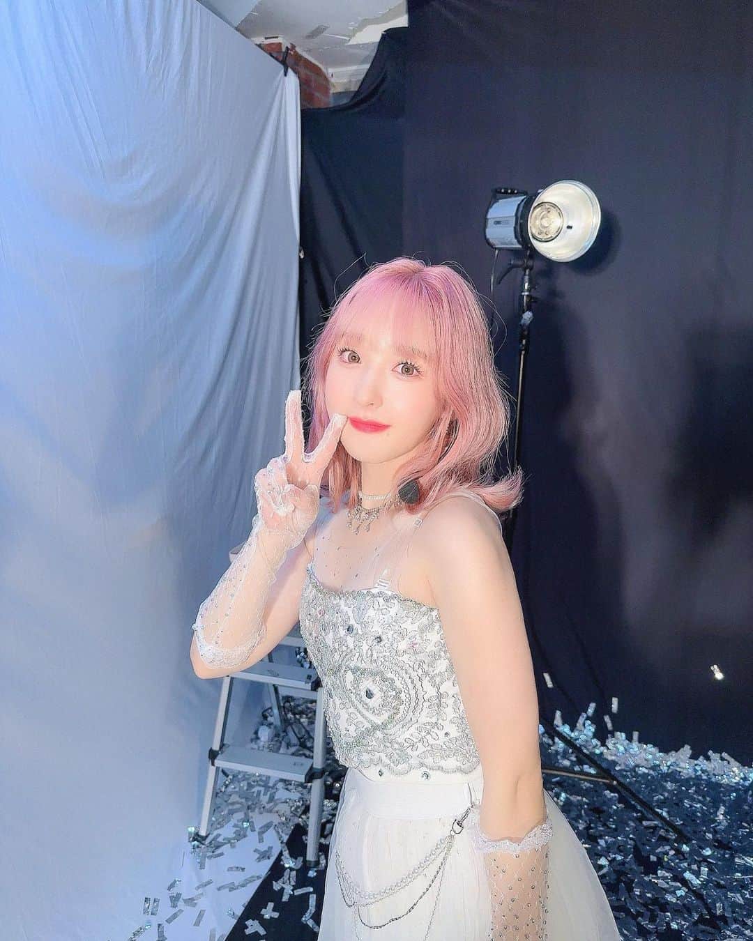 谷口夢奈のインスタグラム：「📸 ⁡ ⁡ オフ（？）ショット（？） ⁡ ⁡ ⁡ #reveriestudio #リブリエスタジオ #韓国ヘア #韓国ファッション #韓国アイドル #韓国アイドルメイク #pinkhair #haircolor #ピンクヘアー #ヘアカラー #ハイトーンカラー #seoul #ootd #셀스타그램 #얼스타그램 #오오티디」