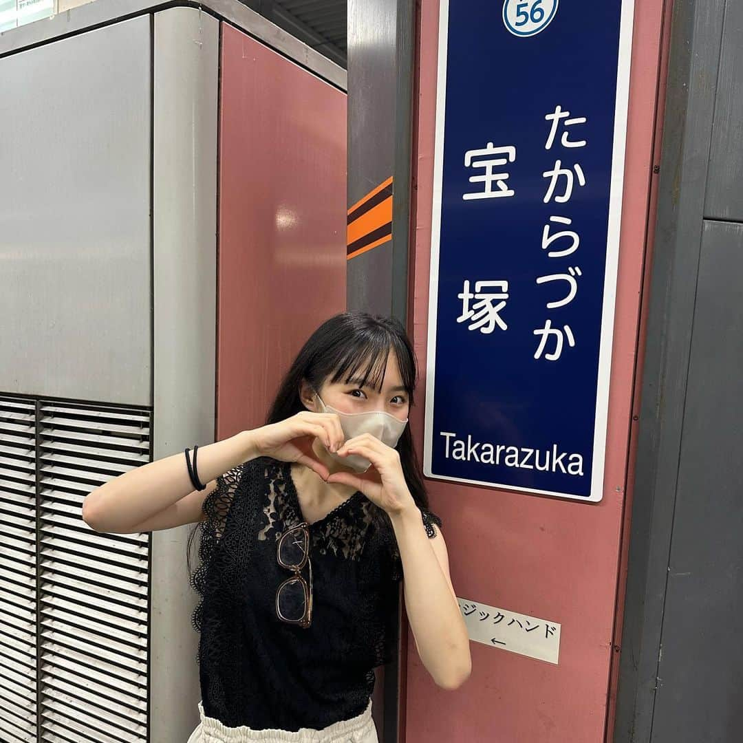 一岡杏奈さんのインスタグラム写真 - (一岡杏奈Instagram)「だいぶ時差投稿だけど、先月の旅日記🚃 1日目はずっとずっとずーーっと行って見たかった宝塚大劇場へ!! 月組公演『フリューゲル-君がくれた翼-』『万華鏡百景色』を観劇しました!! まず、今回の作品からコロナ明け初のショーの階段降りがある‼️ ジェンヌ様が近くに来る！え！なにこれ？え？現実？宝塚の聖地でジェンヌさんが近くに来てファンサ貰えた、、、！！！！ ニヤけた口が元に戻るのにはだいぶ時間がかかりました笑  劇場が東京宝塚大劇場とはまた違う雰囲気でひとり挙動不審な人間がいたと思います笑 宝塚の駅に降り立つだけで胸踊る感覚になって、街全体が宝塚1色でワクワクが止まらなかったです!!!!!!  毎年、受験生がこの道を通って受験会場に行ったり、結果発表を見に行ったりするのかーと噛み締めながら歩きました。  しっかり雨女パワーを発揮し(違うと思うんだけどな…)観劇後は雨でした☔️お天気雨だったらしいけど…笑 時間もあまりなくて観光があまり出来なかったけど、立ち寄れてよかったな〜 またすぐに行きたい!!!! 私の夢の国(夢の街)です‎🤍  #兵庫県 #宝塚 #宝塚歌劇団 #宝塚大劇場 #花のみち #観光 #夢の国 ならぬ #夢の街 #月組 #月組公演 #フリューゲル @official_takarazuka_revue」10月18日 19時08分 - anna_ichioka