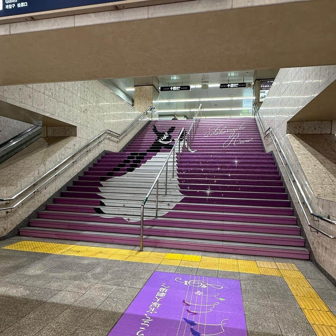 一岡杏奈さんのインスタグラム写真 - (一岡杏奈Instagram)「だいぶ時差投稿だけど、先月の旅日記🚃 1日目はずっとずっとずーーっと行って見たかった宝塚大劇場へ!! 月組公演『フリューゲル-君がくれた翼-』『万華鏡百景色』を観劇しました!! まず、今回の作品からコロナ明け初のショーの階段降りがある‼️ ジェンヌ様が近くに来る！え！なにこれ？え？現実？宝塚の聖地でジェンヌさんが近くに来てファンサ貰えた、、、！！！！ ニヤけた口が元に戻るのにはだいぶ時間がかかりました笑  劇場が東京宝塚大劇場とはまた違う雰囲気でひとり挙動不審な人間がいたと思います笑 宝塚の駅に降り立つだけで胸踊る感覚になって、街全体が宝塚1色でワクワクが止まらなかったです!!!!!!  毎年、受験生がこの道を通って受験会場に行ったり、結果発表を見に行ったりするのかーと噛み締めながら歩きました。  しっかり雨女パワーを発揮し(違うと思うんだけどな…)観劇後は雨でした☔️お天気雨だったらしいけど…笑 時間もあまりなくて観光があまり出来なかったけど、立ち寄れてよかったな〜 またすぐに行きたい!!!! 私の夢の国(夢の街)です‎🤍  #兵庫県 #宝塚 #宝塚歌劇団 #宝塚大劇場 #花のみち #観光 #夢の国 ならぬ #夢の街 #月組 #月組公演 #フリューゲル @official_takarazuka_revue」10月18日 19時08分 - anna_ichioka