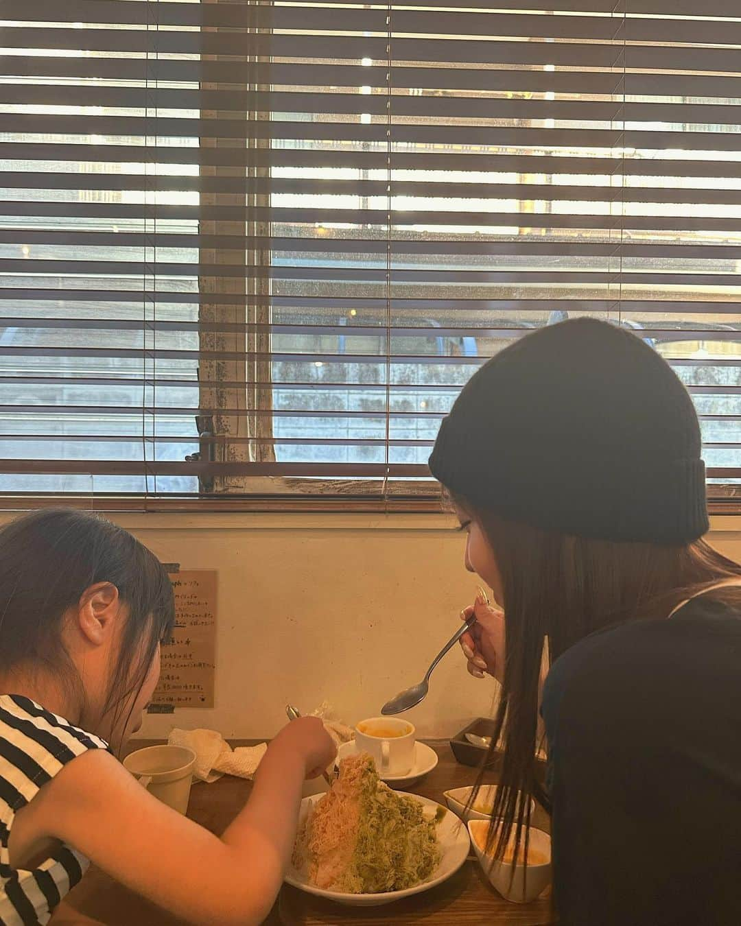 平尾優美花（ゆみちぃ）さんのインスタグラム写真 - (平尾優美花（ゆみちぃ）Instagram)「カフェでランチして、本読んで、 デザート食べて、公園でもりもり遊んだ〜🌱💪  絵本はとても興味深くて私が見入っちゃった！  公園コーデです👟  半裸で天サロ？ひなたぼっこ？してる人たちたくさんで海外みたいだし、遊ぶ場所充実しててとても好き👧🏻❤️‍🔥」10月18日 19時08分 - hirao_yumika