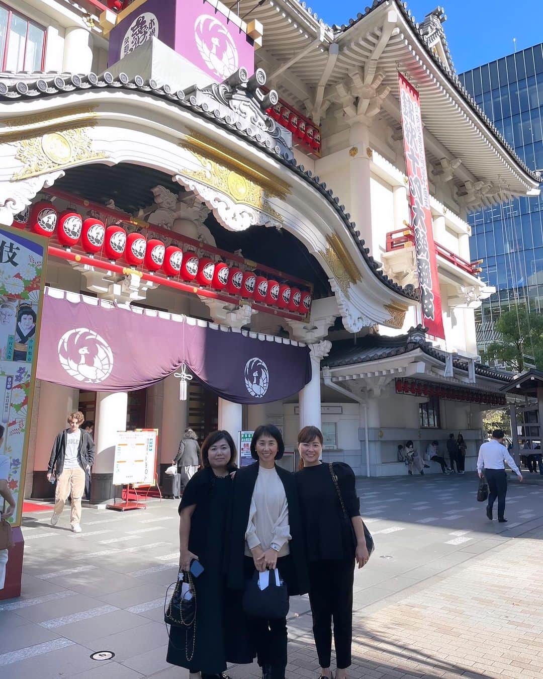 東尾理子のインスタグラム：「10月歌舞伎。 女性が初めて歌舞伎座の舞台に上がる歴史的な時。 寺島しのぶさん、中村獅童さん。 この二人の掛け合いが面白くて、最高でした❣️  #歌舞伎 #寺島しのぶ」