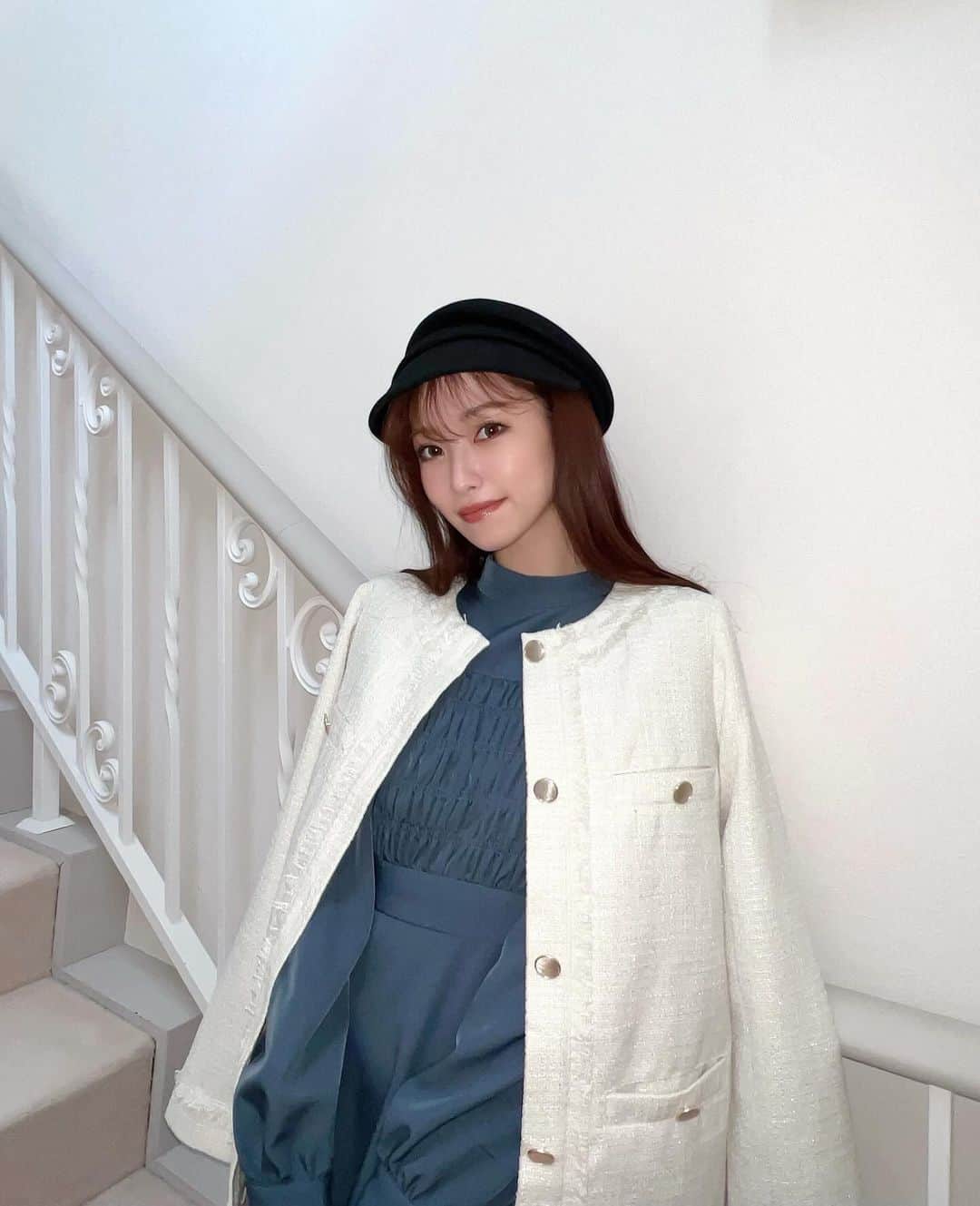 木田絵里香のインスタグラム：「. フラッシュしたら良い感じに艶感でた📸w . 前も載せたツイードジャケット♡アイボもかわいいな🤍 . #ジャケットコーデ#ツイードジャケット#ジャケット#ca4la #resexxy#骨格ウェーブ#157cmコーデ#ワンピースコーデ」