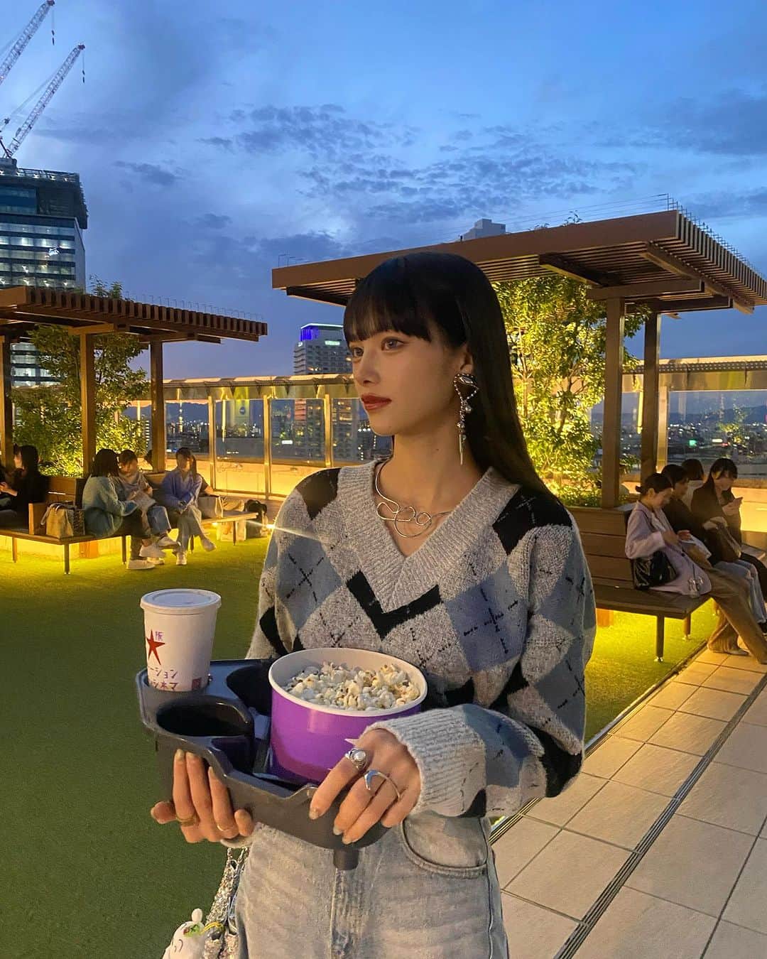 のインスタグラム：「アーガイル柄の vネックニットセーターで 映画day🍿‪‪❤︎‬  華奢見せ効果のゆったりサイズで コーディネートのアクセントになるアーガイル柄がポイント！ 幅広いスタイリングで活躍しそう☺️  @__ada.official__   171cm/フリーサイズ  【 ada9093b】ZOZOで検索してね💁🏼✨🧈  #ada.#エイダ#エイダコーデ#タイアップ#ZOZO#ZOZOTOWN#ZOZOTOWN購入品#ニット#アーガイルニット#Vネックニット」