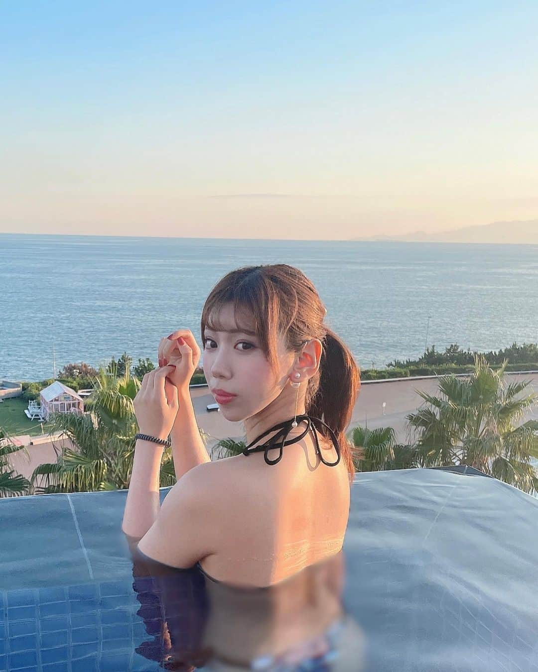 三上もえさんのインスタグラム写真 - (三上もえInstagram)「♡ インフィニティプール🥺💖  海と山がある自然な所に行くと 癒されるから好き😌💭💭  . . . #インフィニティプール #プール #温水プール #水着 #水着女子  #ビキニ #ビキニ女子  #グラビアモデル #グラビア  #ポニーテール #ヘアアレンジ  #美尻 #美乳 #自撮り #bikini #bikinigirl  #hip #bust #gravure #gravureidol  #Japanese #japanesegirl」10月18日 19時21分 - moooeeeen0202