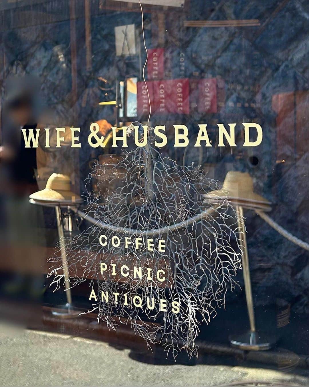 marikoのインスタグラム：「☕️🎵🌿 WIFE＆HUSBAND 府立植物園からすぐ近くに アンティークな雰囲気の 素敵なカフェがある☕️  店先にはカゴや椅子🧺 ゴザに麦わら帽子が 所狭しと並べてある。 それらは『ピクニック』 と呼ばれるメニューの中で 使われるのだけど、 ポットにはコーヒー、 ケーキも一緒に カゴの中に入れてもらって イスとゴザも、すぐ側の 賀茂川に持って行って ピクニックを楽しむのだ🎵  私はまだそのメニューを 注文した事は無いのだけど、 店内もアンティークの かわいい物が溢れていて、 白の服で統一された 店員さん達がキッチンで キビキビと そしてにこやかに 動く姿が見られて それはとても 気持ちが良いのだ🎵  丁寧に淹れられた アイスカフェラテは🧊☕️ グラスもピッチャーも しっかりと冷やしてあるから 外気で乳白色になり、 まるですりガラスのよう♡ とても優しい、私好みのラテ☕️ ひと口飲んで思わず 『美味しい』と声に出た。 それに店員さんが 気付いてくれて 『嬉しいです』 そんな会話も心地よい✨  注文したのは ハニーチーズトースト🍯🧀🍞 厚切りのパンの上に ゴルゴンゾーラがたっぷり。 焼き上がりに はちみつをトロリ🍯 甘さと塩っぱさが絶妙で、 そこにアイスラテをゴクリ… あぁ、今思い出しても ヨダレが出ちゃう🤤😂  全てが行き届いていて、 2年前に訪れて それ以来だったけど、 また定番のお気に入りの お店が増えた😊🎵  #wifeandhusband  #京都カフェ #京都散策  #京都散歩 #kyotocafe  #kyototrip」