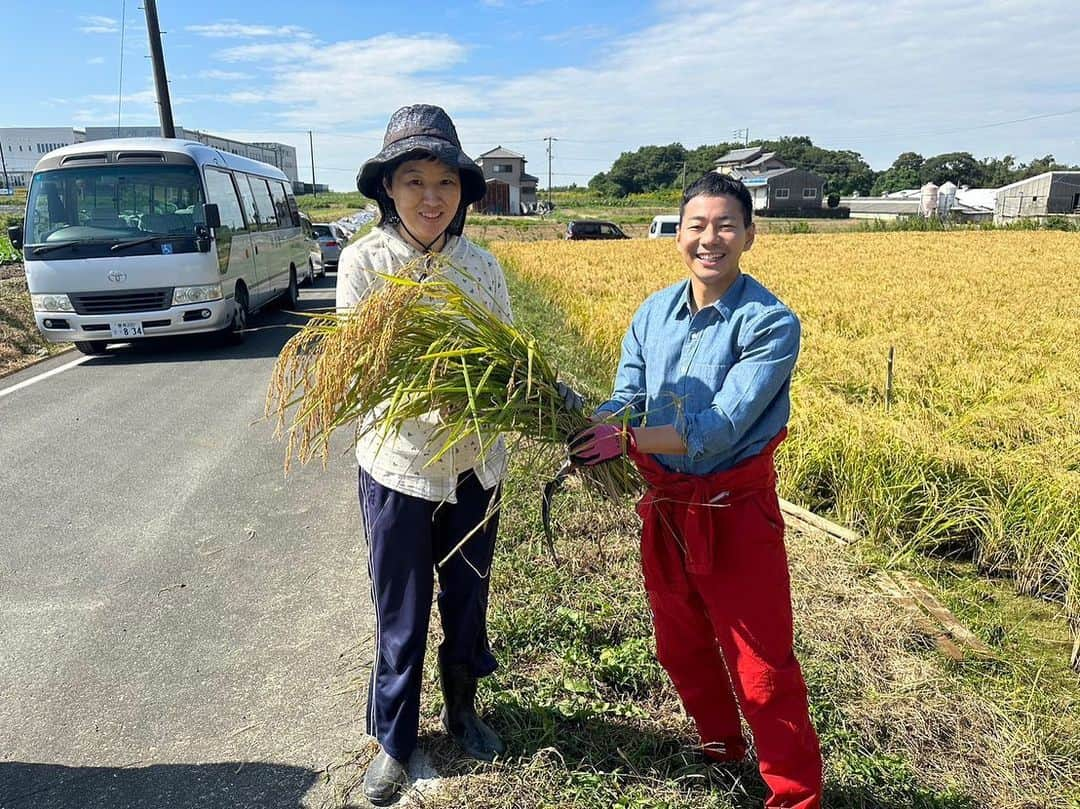 山本左近さんのインスタグラム写真 - (山本左近Instagram)「豊橋市にある 障害福祉サービス事業所が中心となって 自然栽培でお米づくりを行っています🌾  自然栽培とは無農薬、無肥料、無除草剤で、 植物や土の本来持つ力を引き出す農法のこと。  秋晴れの中、たわわに実ってくれた稲を、 高齢者の方や保育園児たちみんなで刈りとりました。  最初は、「農薬や肥料なしじゃできない」 「すぐ土がダメになって育たなくなるよ」 と言われながら始めた稲作は、 早いものでもう7年目。  昨年の稲刈りは参加できなかったのですが、 皆さんのお力を借り今も続けられています。  毎年どれだけできるかは 天気などの影響も大きいのですが、 みんなで手作業でもできるという形で 2反はちょうどいい大きさなのかもしれません。  田植えや手入れ、稲刈りなど実際にやってみると、 当たり前のようにお米をいただける有り難さを 改めて強く感じます。  それは日々農業に 従事してくださっている方々だけでなく、 これまでの基礎を築いてきてくれた祖先や、 作ること以外に携わる物流関係、 はたまた河川の整備、 田んぼや道路を作ってくれた方など、 数えきれないほど多くの皆さんの関わりによって 今日のご飯が食べられるのです。  「箸とらば、天地御代（あめつちみよ）の御恵み（おんめぐみ）、祖先や親の恩を忘れじ」  幼少期、父と一緒にこう呟いた後、 「いただきます」と 食事を始めていた光景が思い出されます。  大人になり改めてこの言葉の意味を噛み締めています。  食料自給率の低さなど 農政を巡る課題は多くありますが、 それでも、飽食やフードロスなどが散見される 現代の恵まれた環境に生きる我々だからこそ、 改めて日々の食事を通じて、 皆さんに感謝し、ご飯を頂きたいと思います。  今日も有り難く、「いただきます」🙏  #愛知県豊橋市 #豊橋市 #稲刈り #障害福祉サービス  #衆議院議員 #山本左近」10月18日 19時12分 - sakon_yamamoto