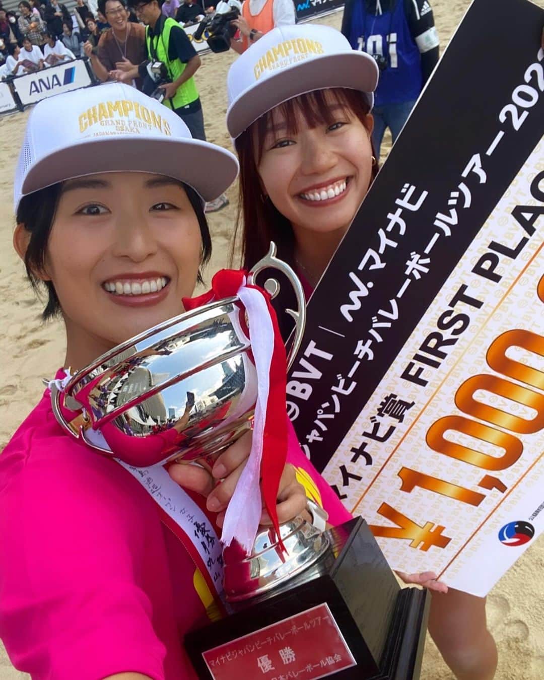 橋本涼加のインスタグラム：「. マイナビジャパンツアー第8戦グランフロント大阪大会優勝しました🥇  トヨタ大応援団の皆さま、ファンの皆さま、沢山の応援をありがとうございました。 皆さんと今季初優勝を経験することができて本当に嬉しいです😊  今大会も大会開催にご尽力いただきました関係者の皆様、ありがとうございました。  (選手の皆さん〜！配信YouTubeの最後に大会ダイジェスト映像がありますよ〜配信スタッフさんに教えていただき見たらすごく素敵でした。個人的にみゆさんと桜ちゃんがかわいくて好き。)  #toyota #beachvolleyball  #japantour2023 #osaka  #グランフロント大阪」