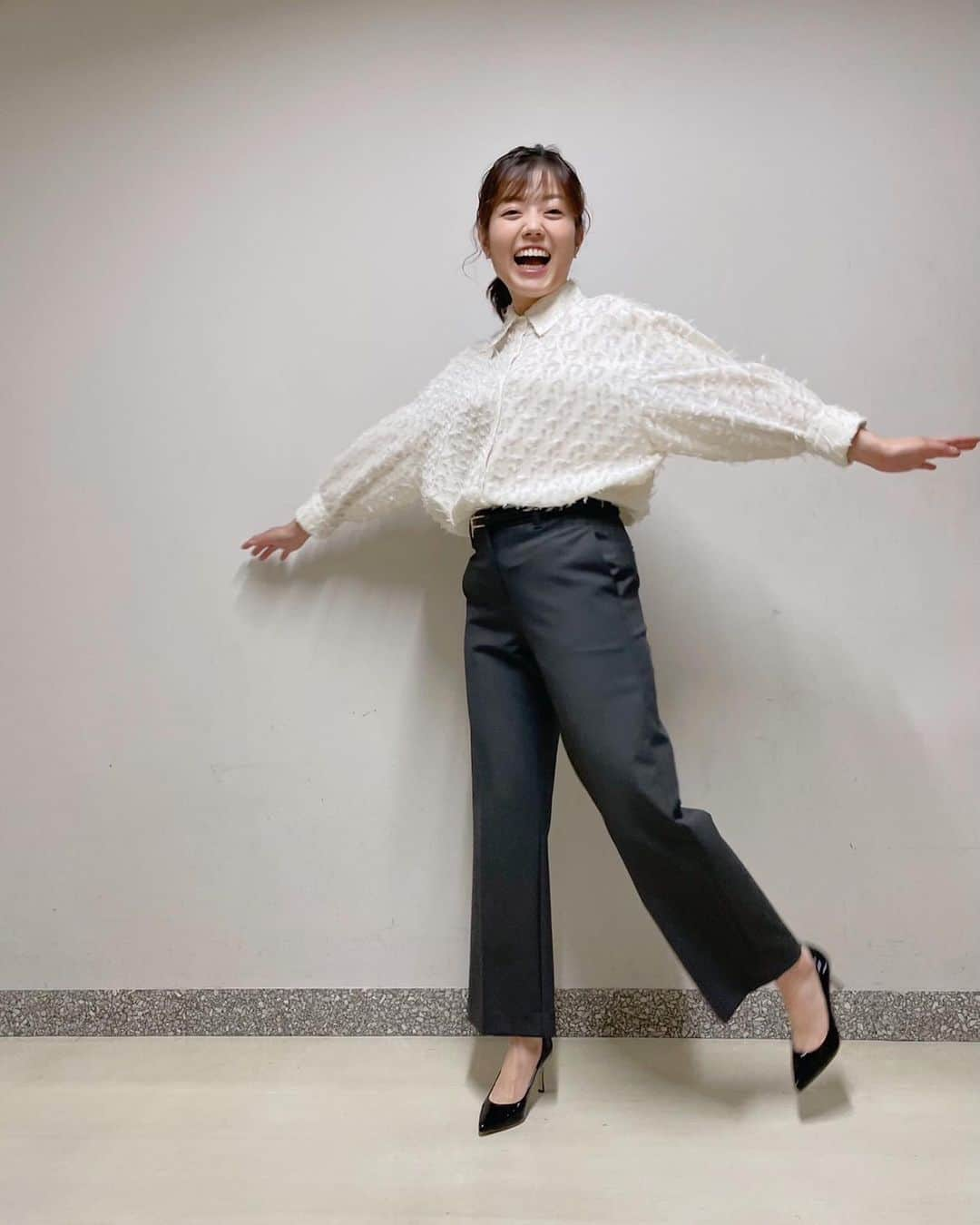 田村友里さんのインスタグラム写真 - (田村友里Instagram)「. 月曜『イマナマ！』衣装です☺️ MC 2回目で少し慣れたか？！ 先週よりは楽しめた！！！！😂 何よりもカープ情報盛り沢山なのが嬉しかったー！！！ 今日も広島から全力エールですね🎏  さて明日は花よりガッツの日です！ よだれ🤤注意な、美味しすぎる放送回です✨✌️  #イマナマ #花よりガッツ」10月18日 19時16分 - yuri_tamura0894