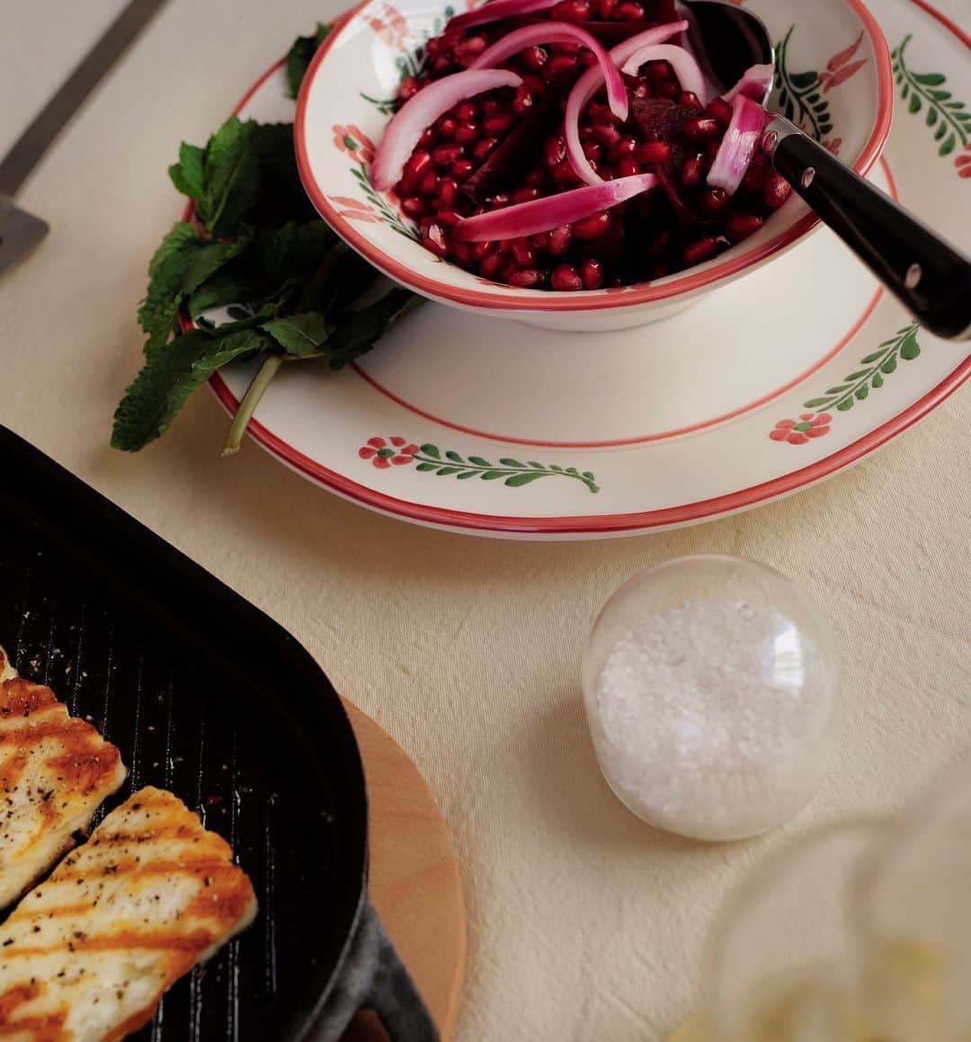 Zara Homeさんのインスタグラム写真 - (Zara HomeInstagram)「#zarahomerecipes GRILLED CHEESE WITH POMEGRANATE, BEETROOT, MINT AND PICKLED ONION. Discover this one and many more autumn recipes at zarahome.com」10月18日 19時21分 - zarahome