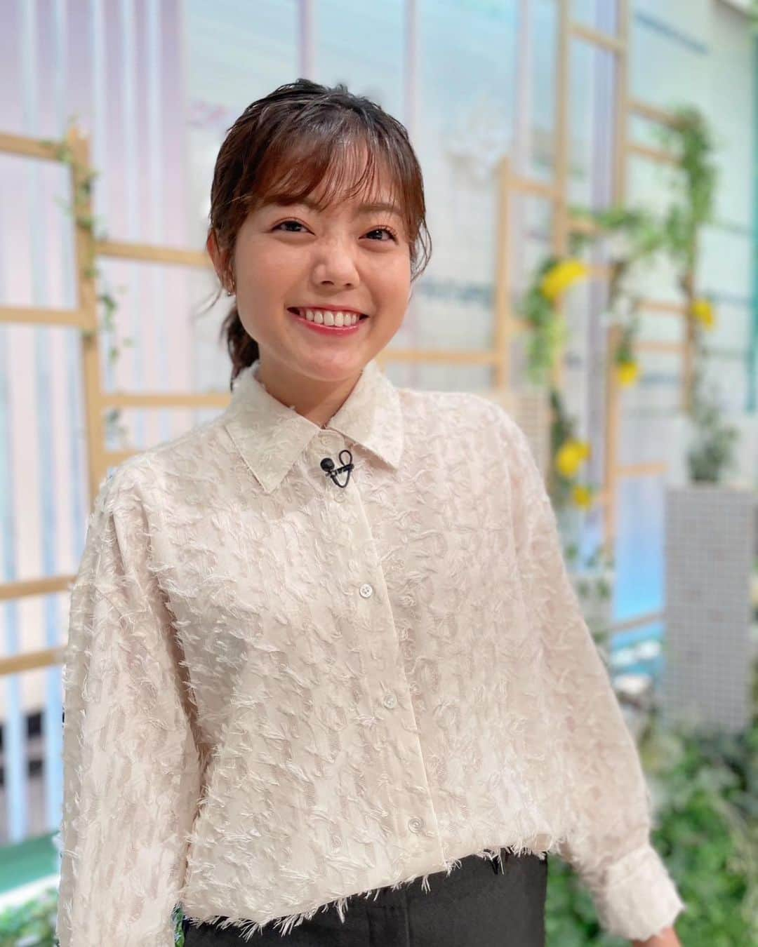 田村友里のインスタグラム：「. 月曜『イマナマ！』衣装です☺️ MC 2回目で少し慣れたか？！ 先週よりは楽しめた！！！！😂 何よりもカープ情報盛り沢山なのが嬉しかったー！！！ 今日も広島から全力エールですね🎏  さて明日は花よりガッツの日です！ よだれ🤤注意な、美味しすぎる放送回です✨✌️  #イマナマ #花よりガッツ」