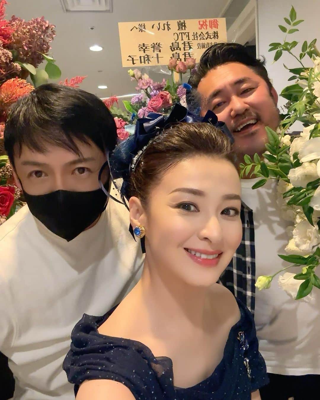 檀れいさんのインスタグラム写真 - (檀れいInstagram)「🌹🌹  LIVEレポート⑤  LIVE後半のドレスはネイビーのドレス✨ セットリストを考えるとブルー系をイメージ✨  ロイヤルブルーが良いかなと思っていましたが、野田さんが星空を思わせるような 素敵な生地を持って来て下さいました✨  柔らかく繊細な生地がセットリストにも ピッタリ✨  デコルテが美しく見えてアシンメトリーで動きがあって✨  背中も実はデザインされていて ひと手間もふた手間もかかっています✨  そしてまたまたドレスを見て黒田さんは 閃きます✨ 野田さんの持ってきたリボンを拝借して〜 新たに色々な飾りとリボンを加えて アップヘアの飾りを作って下さいました✨  最初はふわふわパーマヘアでゴージャスに✨ 次は大人っぽくスッキリとアップで✨  お客様に目で見ても楽しんで頂ける‼️  お二人には感謝しかありません✨  因みに‼️ 私の付けているイヤリングは 宝塚時代に舞台で使っていた物‼️ ほとんどのものは手放しましたが、 手元に残った私の大切な想い出のアクセサリー✨ このLIVEでも私を助け彩ってくれました✨  本当にありがとう💖  LIVEレポートはこれでおしまい🌹  檀れい🌹  #檀れい #danrei #黒田啓蔵 さん #野田晶 さん #星空ドレス #お二人に感謝 #いつもありがとうございます #思い出のアクセサリー #檀スタグラム」10月18日 19時16分 - danrei_official