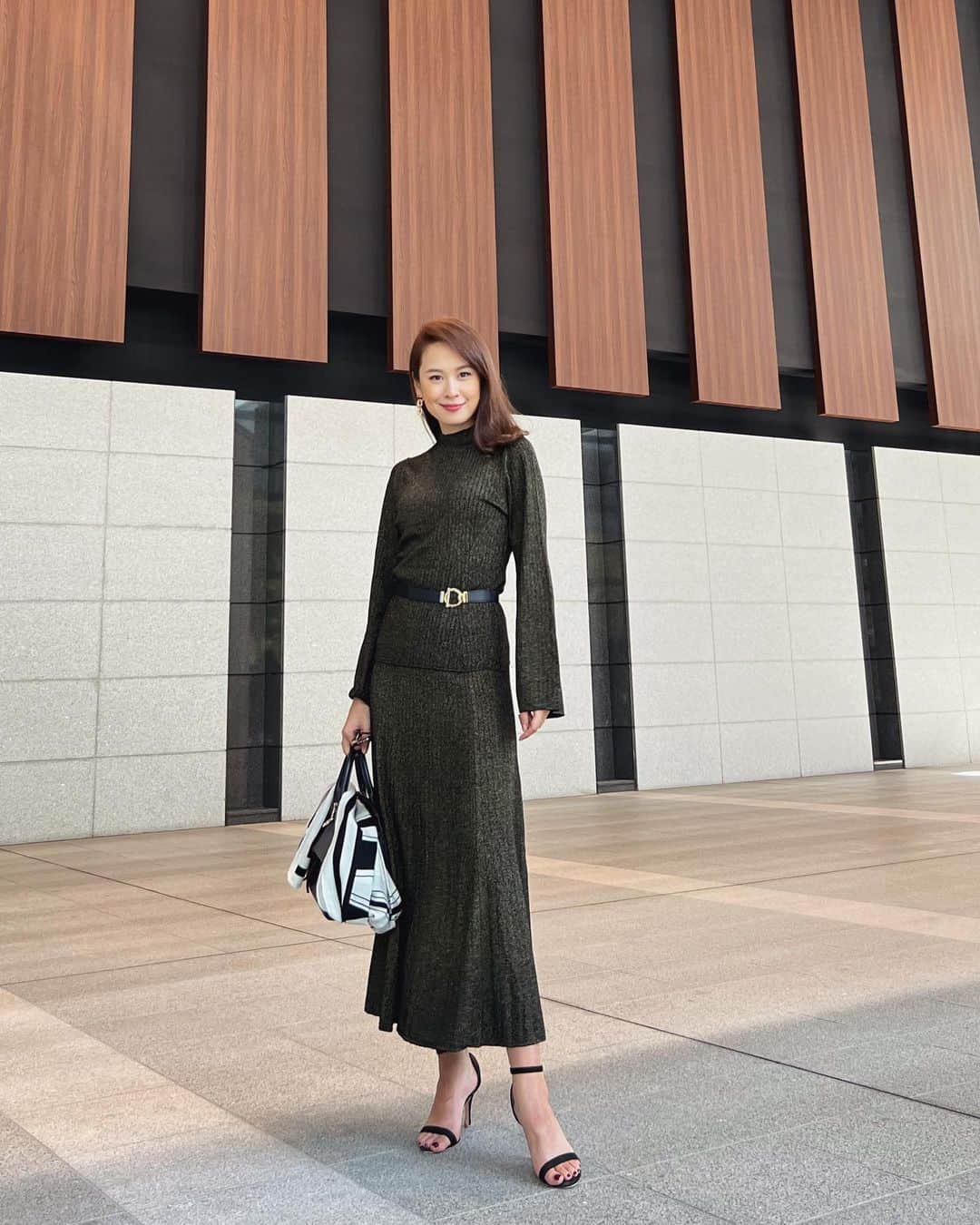 のインスタグラム：「. . @bananarepublic_jp  . . 上品なメタリックの糸で編まれたニットとスカートのセットアップ✨  着るだけで華やかで、落ち感のある記事が身体をほっそり見せてくれます。  スカートは長めの丈で穿きたかったので、あえてサイズを上げて腰で穿いています😊  #PR #TheBRLook #バナナリパブリック #バナリパ #メタリック #セットアップ」