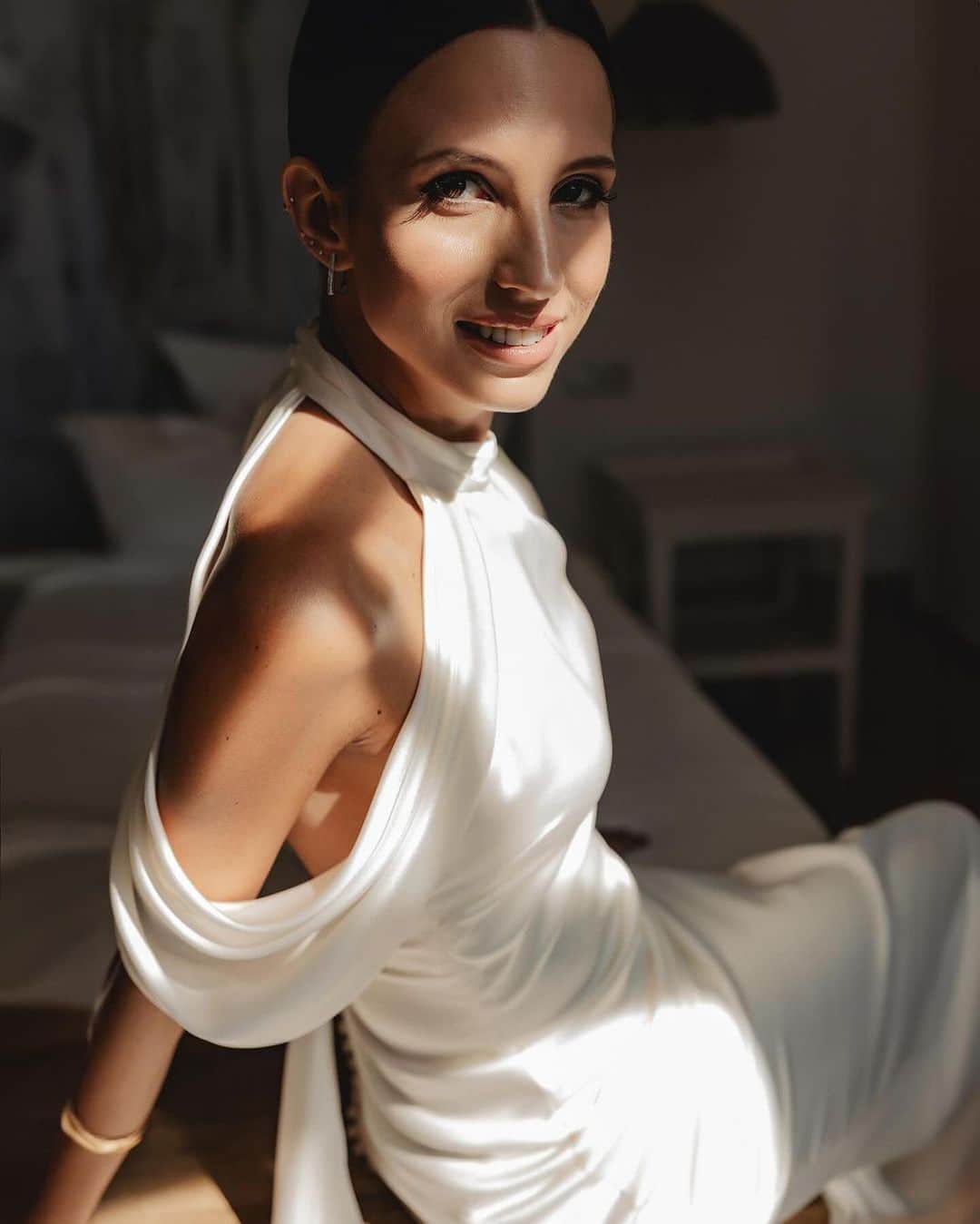 Pronoviasさんのインスタグラム写真 - (PronoviasInstagram)「Behold the resplendent #PronoviasBride @marimmarin in the exquiste Elvinia gown, emanating sheer elegance and beauty 💛  Photography: @franleonardoymariateresa  Bride: @marimmarin  Groom: @alexdelaguila  Headpiece: @airuntocados Flowers: @flowersalmeria  Location: @fincamaltesdelfraile MUAH: @capri_peluqueriayestetica  Store: @pronoviasalmeria   Share your love story at pronovias.com/share-love-story ✨  #Pronovias」10月19日 20時00分 - pronovias