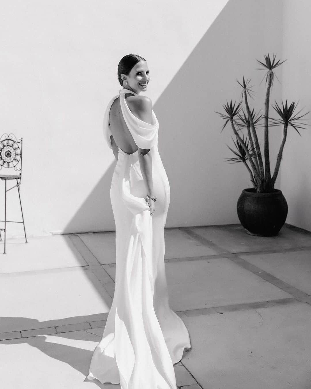 Pronoviasさんのインスタグラム写真 - (PronoviasInstagram)「Behold the resplendent #PronoviasBride @marimmarin in the exquiste Elvinia gown, emanating sheer elegance and beauty 💛  Photography: @franleonardoymariateresa  Bride: @marimmarin  Groom: @alexdelaguila  Headpiece: @airuntocados Flowers: @flowersalmeria  Location: @fincamaltesdelfraile MUAH: @capri_peluqueriayestetica  Store: @pronoviasalmeria   Share your love story at pronovias.com/share-love-story ✨  #Pronovias」10月19日 20時00分 - pronovias