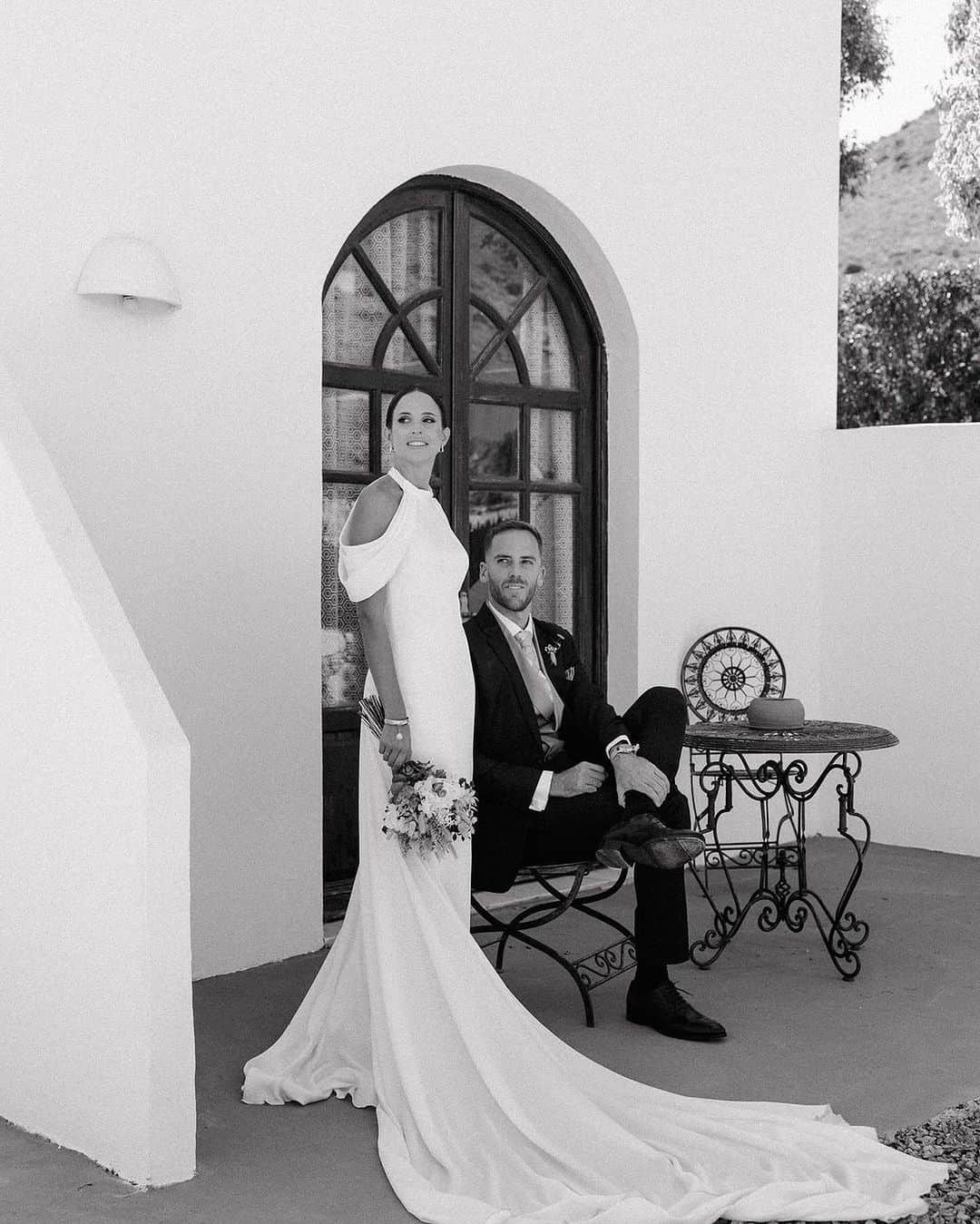 Pronoviasさんのインスタグラム写真 - (PronoviasInstagram)「Behold the resplendent #PronoviasBride @marimmarin in the exquiste Elvinia gown, emanating sheer elegance and beauty 💛  Photography: @franleonardoymariateresa  Bride: @marimmarin  Groom: @alexdelaguila  Headpiece: @airuntocados Flowers: @flowersalmeria  Location: @fincamaltesdelfraile MUAH: @capri_peluqueriayestetica  Store: @pronoviasalmeria   Share your love story at pronovias.com/share-love-story ✨  #Pronovias」10月19日 20時00分 - pronovias